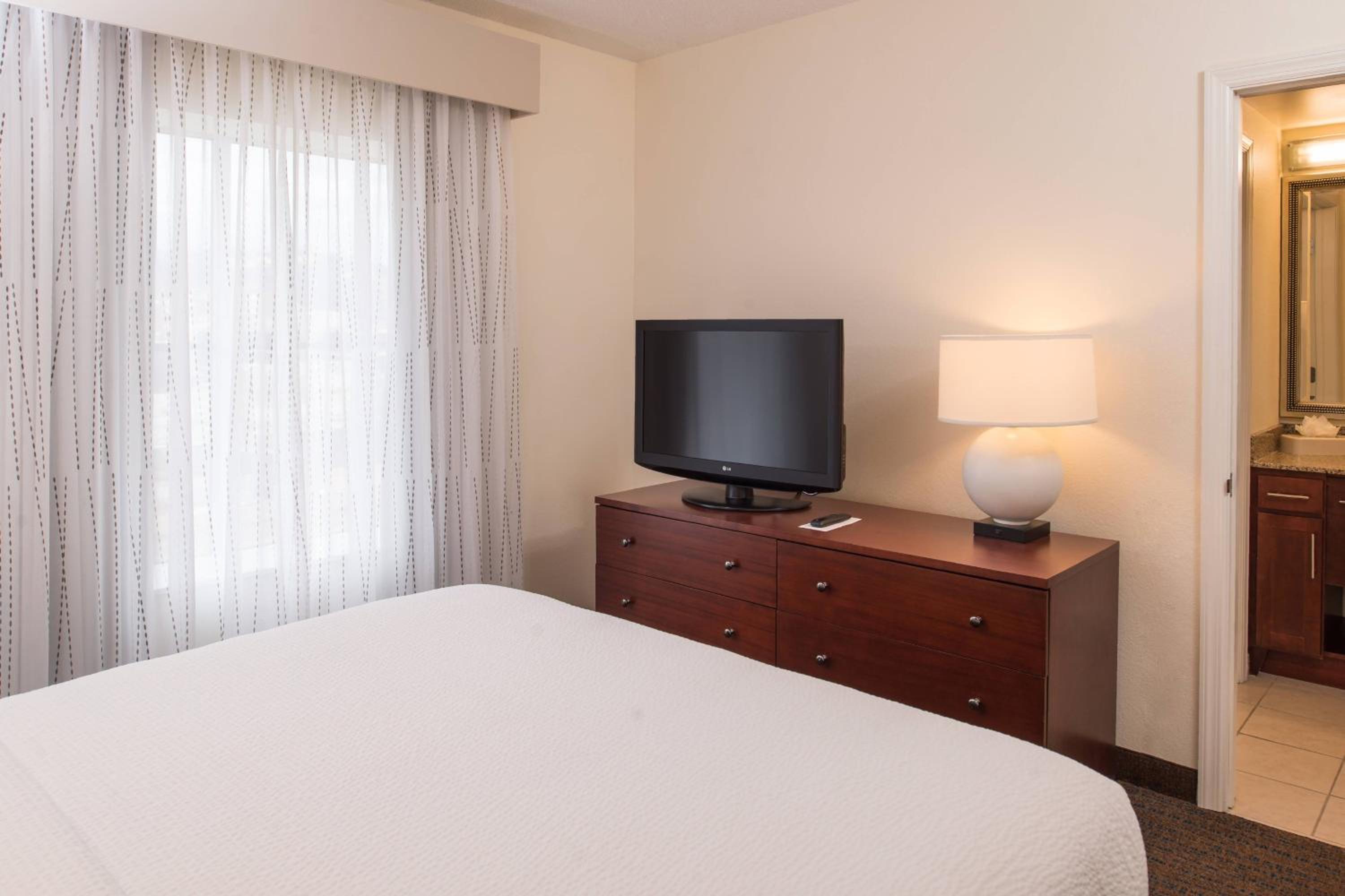 One-Bedroom Suite - Photo 3
