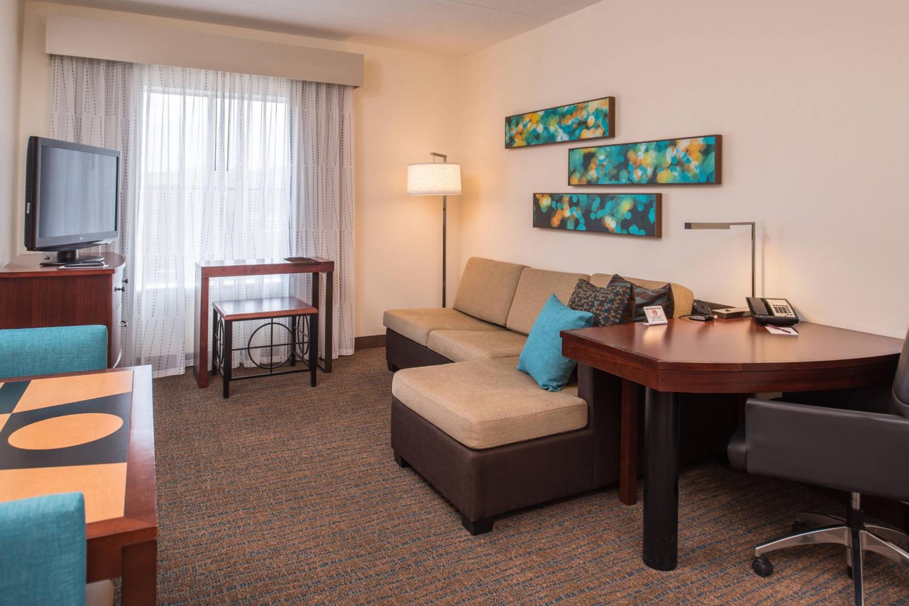 One-Bedroom Suite - Photo 6