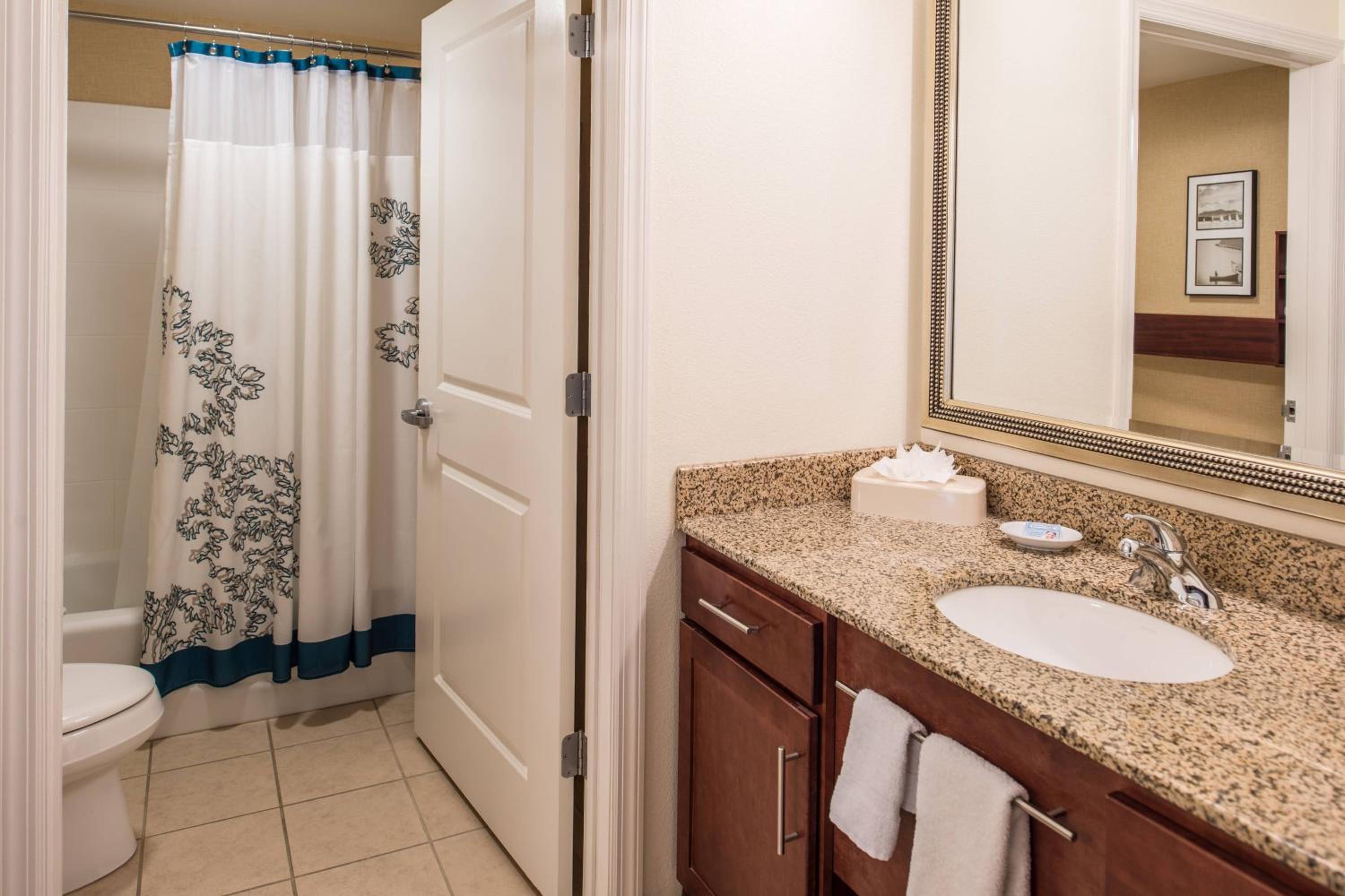 One-Bedroom Suite - Photo 5