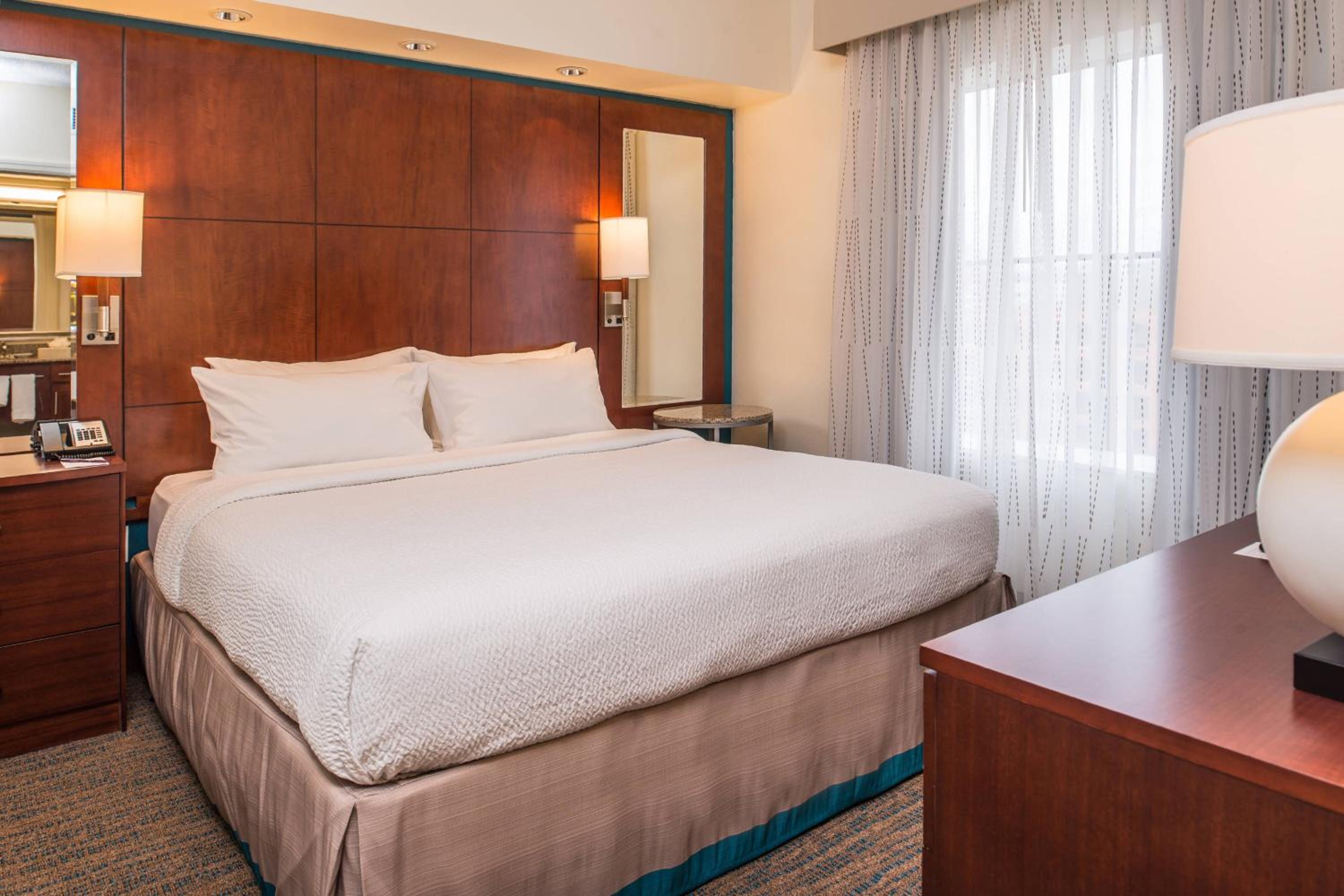 One-Bedroom Suite - Photo 7