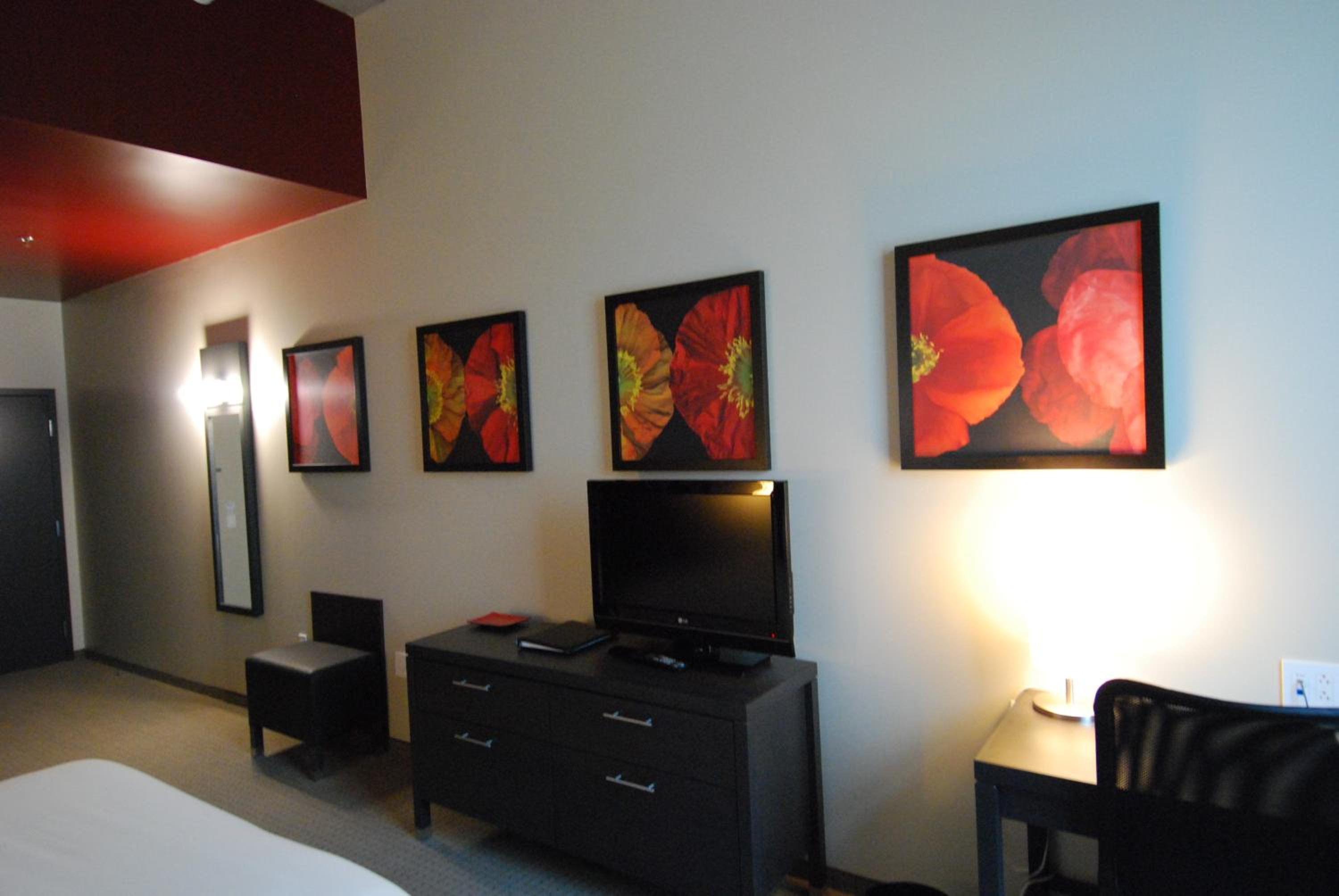 Grand Comfort One Queen Bed Room - Photo 1