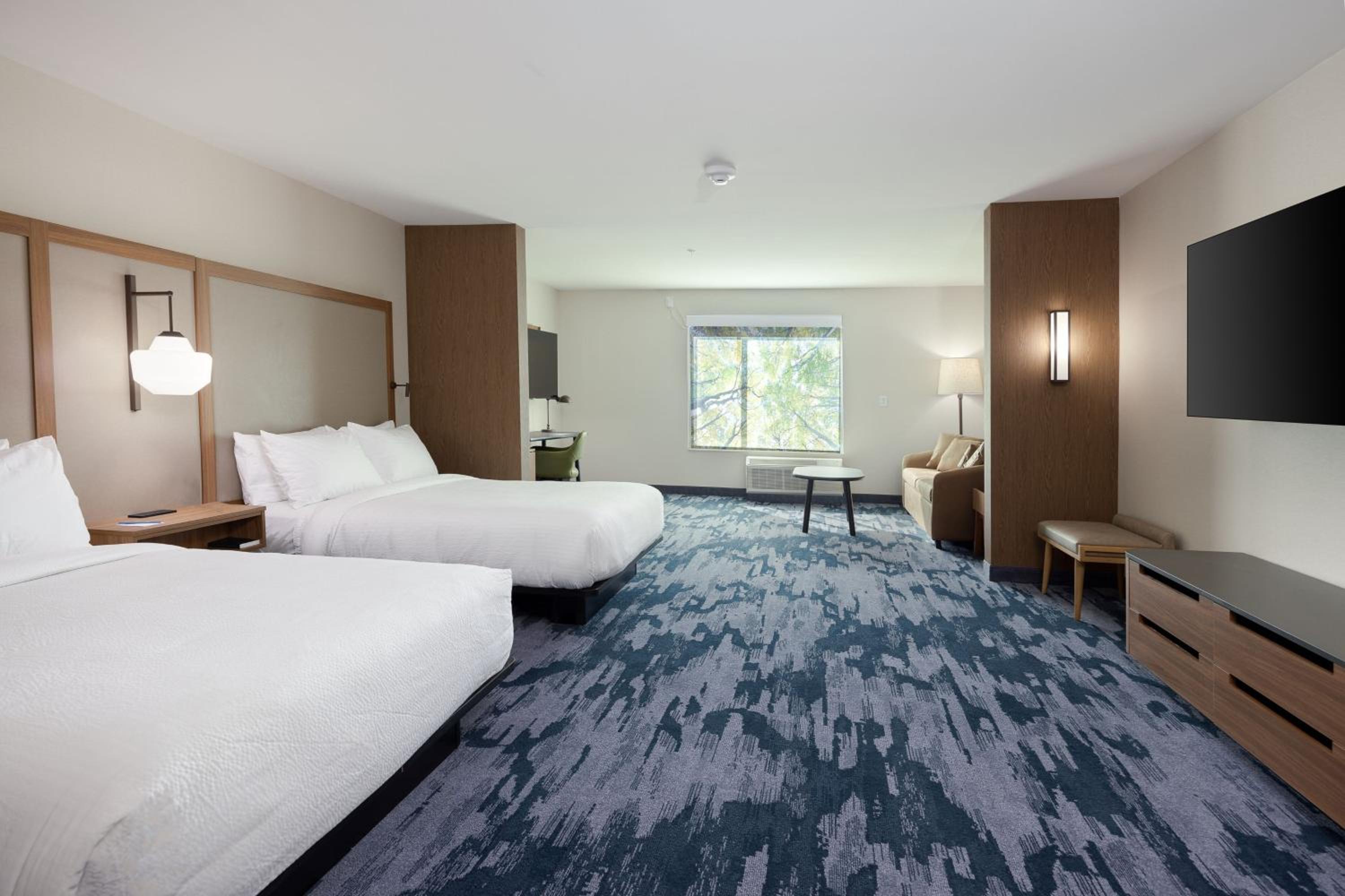 Queen Suite with Two Queen Beds and Sofa Bed - Photo 2