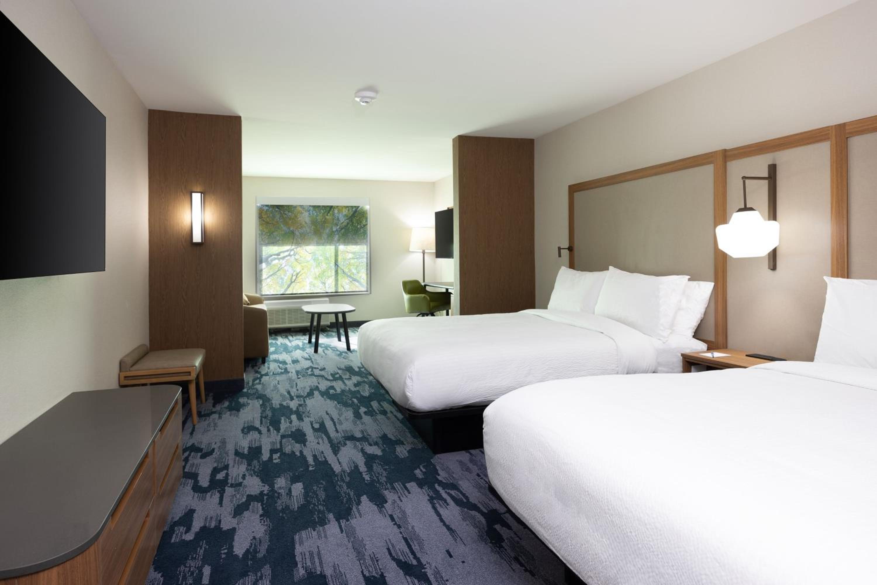 Queen Suite with Two Queen Beds and Sofa Bed - Photo 3