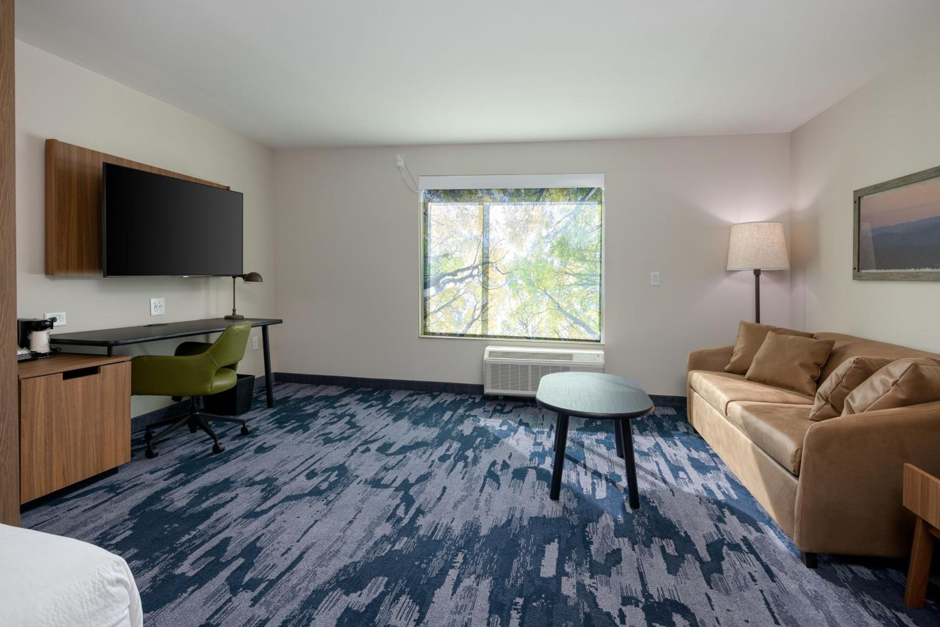 Queen Suite with Two Queen Beds and Sofa Bed - Photo 4