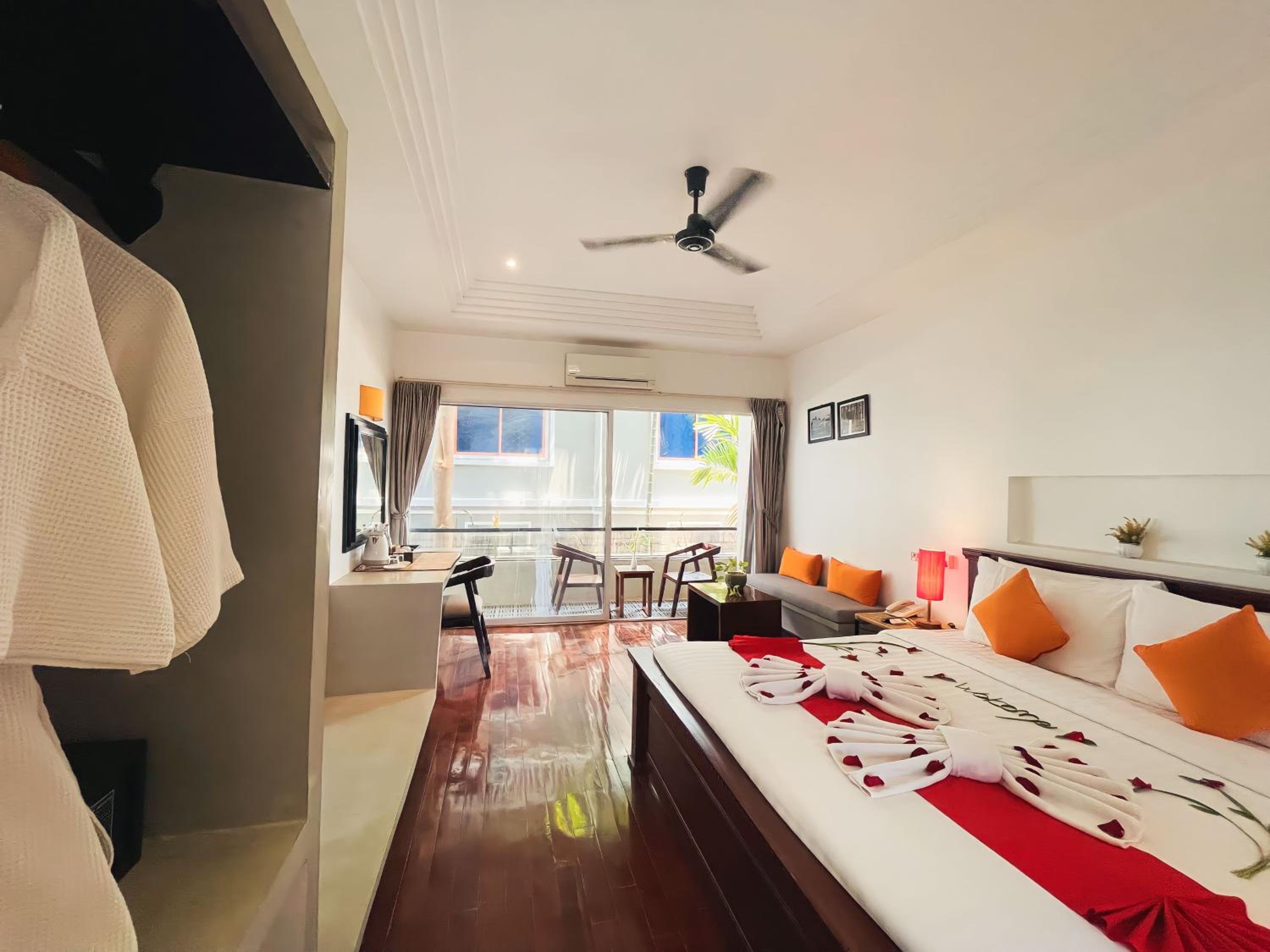 King Suite With Private Balcony - Free Pick Up - Photo 4
