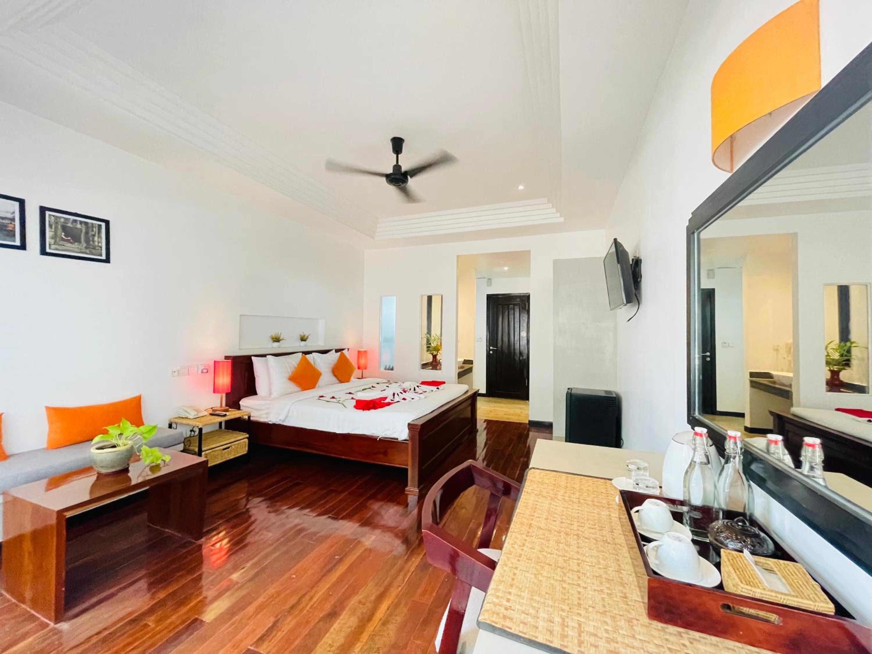 King Suite With Private Balcony - Free Pick Up - Photo 5