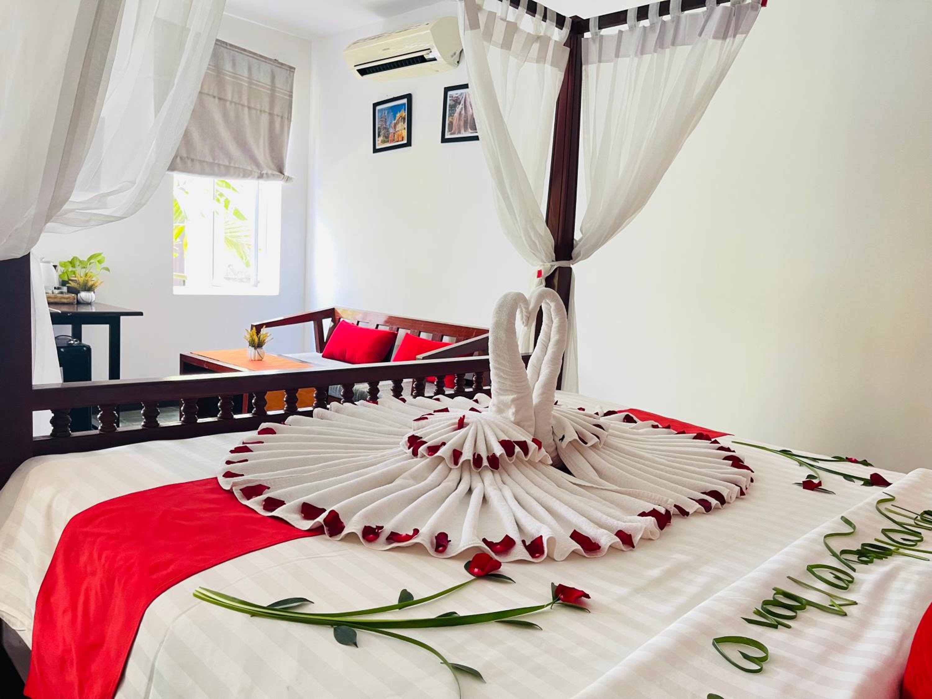 Honeymoon Suite With Balcony Pool View - Free Pick Up - Photo 2