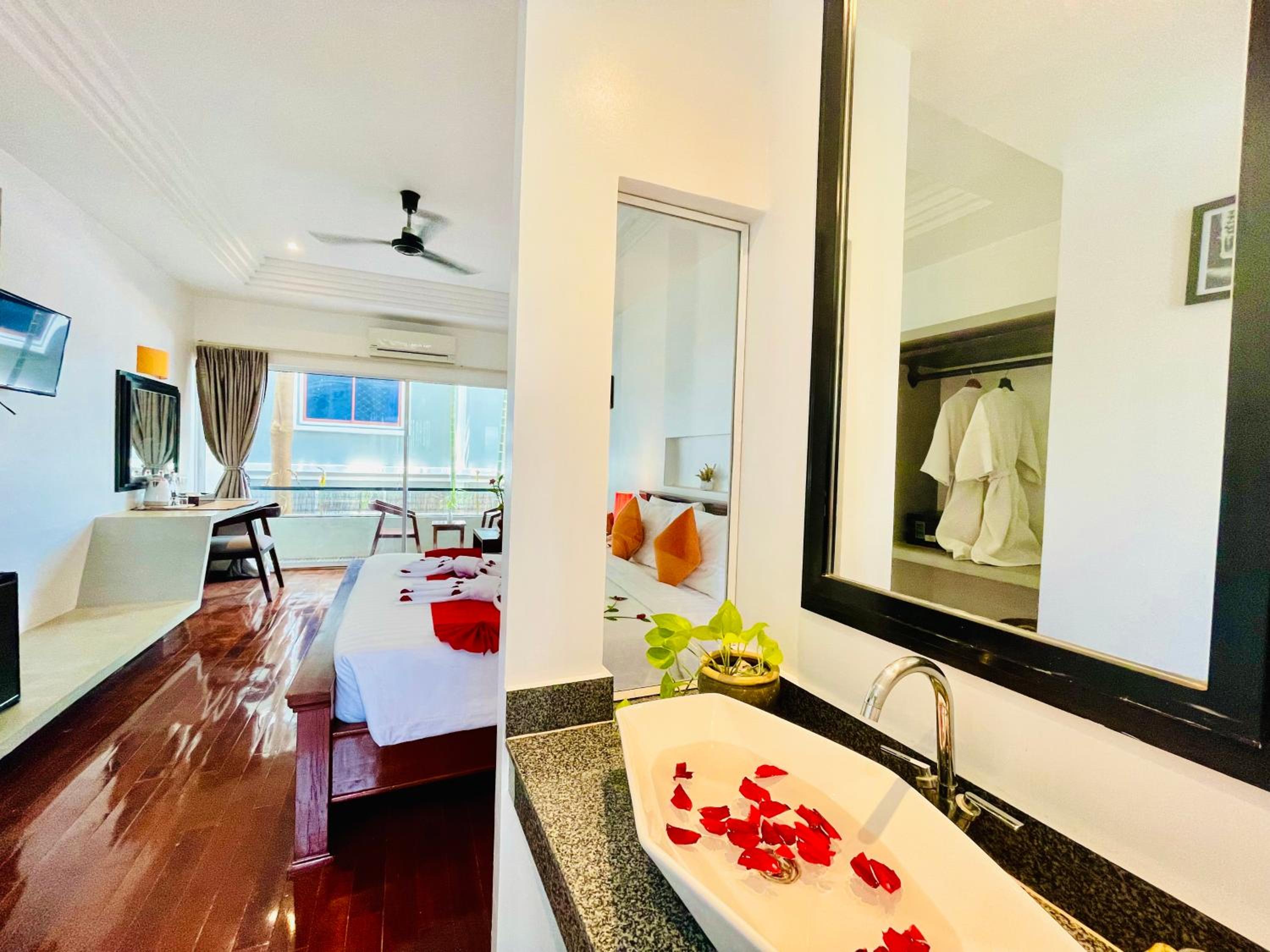 King Suite With Private Balcony - Free Pick Up - Photo 12