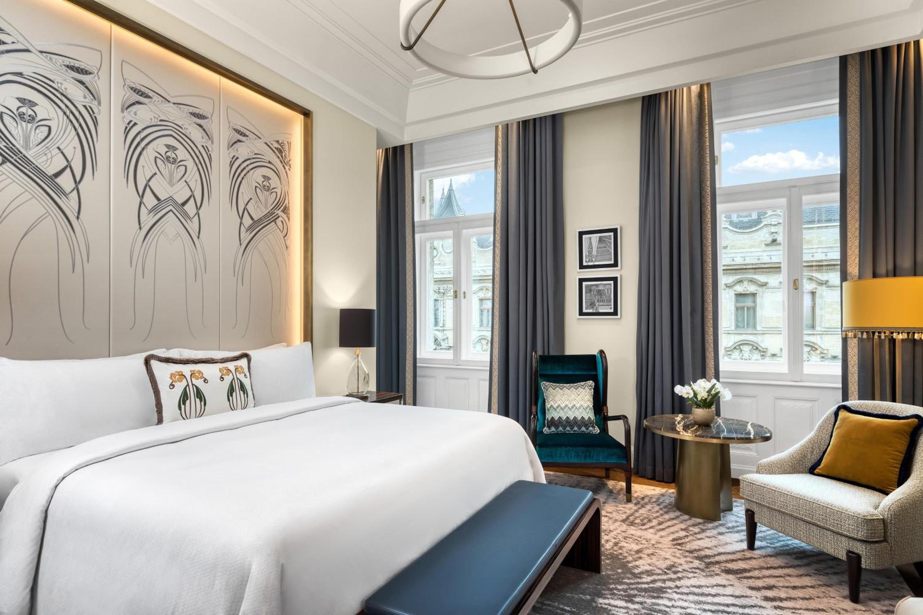 Deluxe King Room with City View