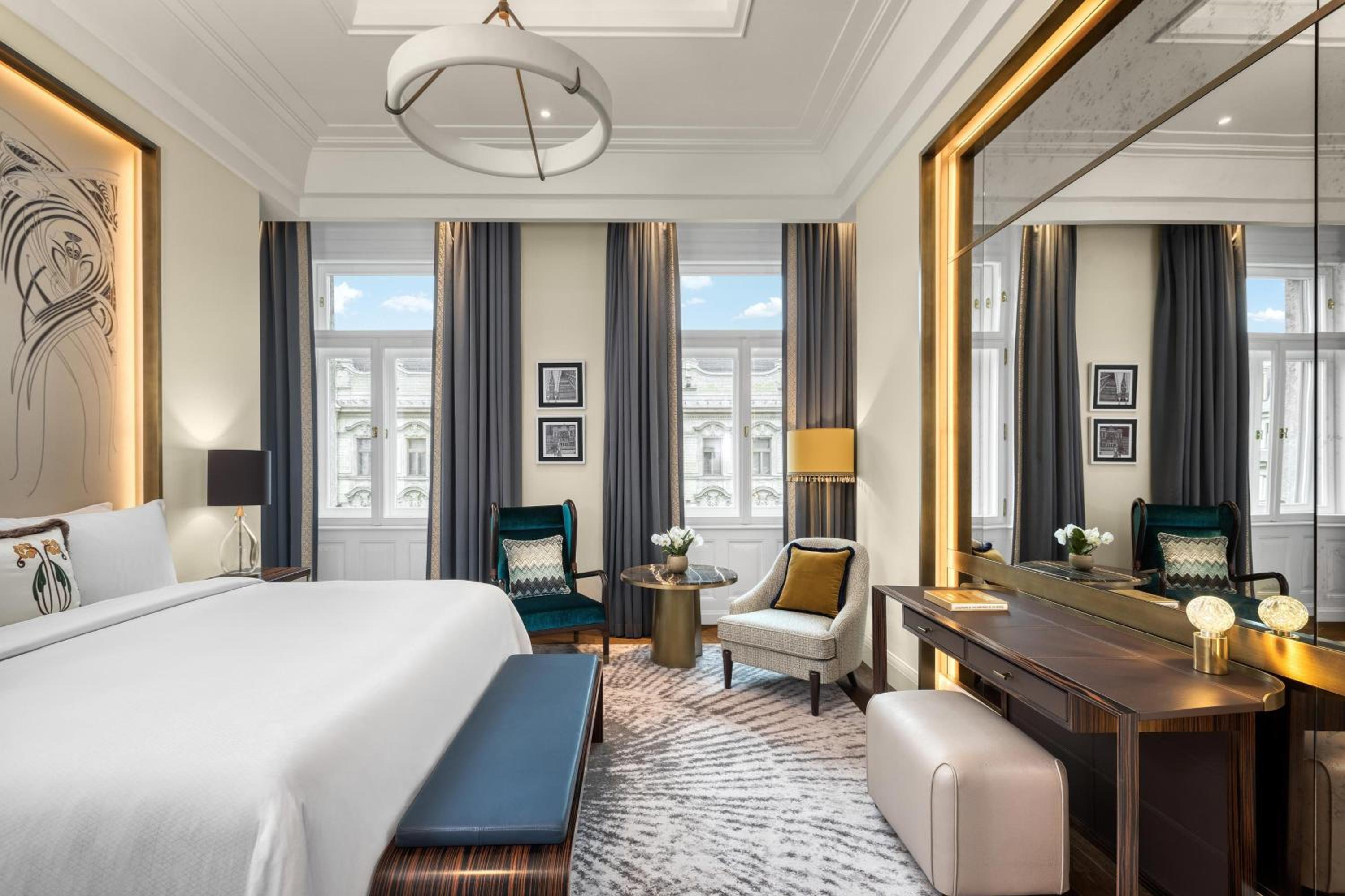 Deluxe King Room with City View
