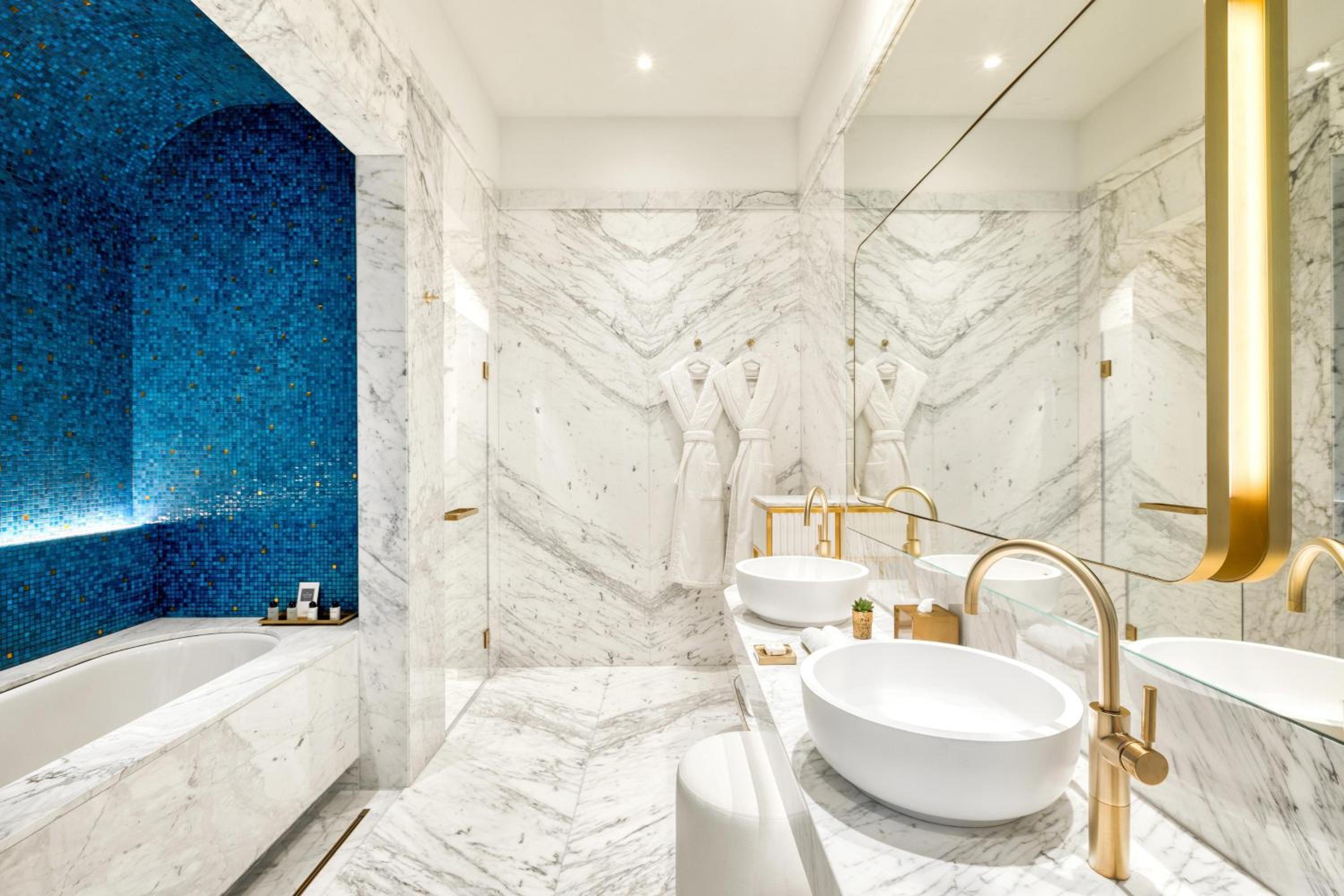 One-Bedroom King Suite with City View - Photo 9