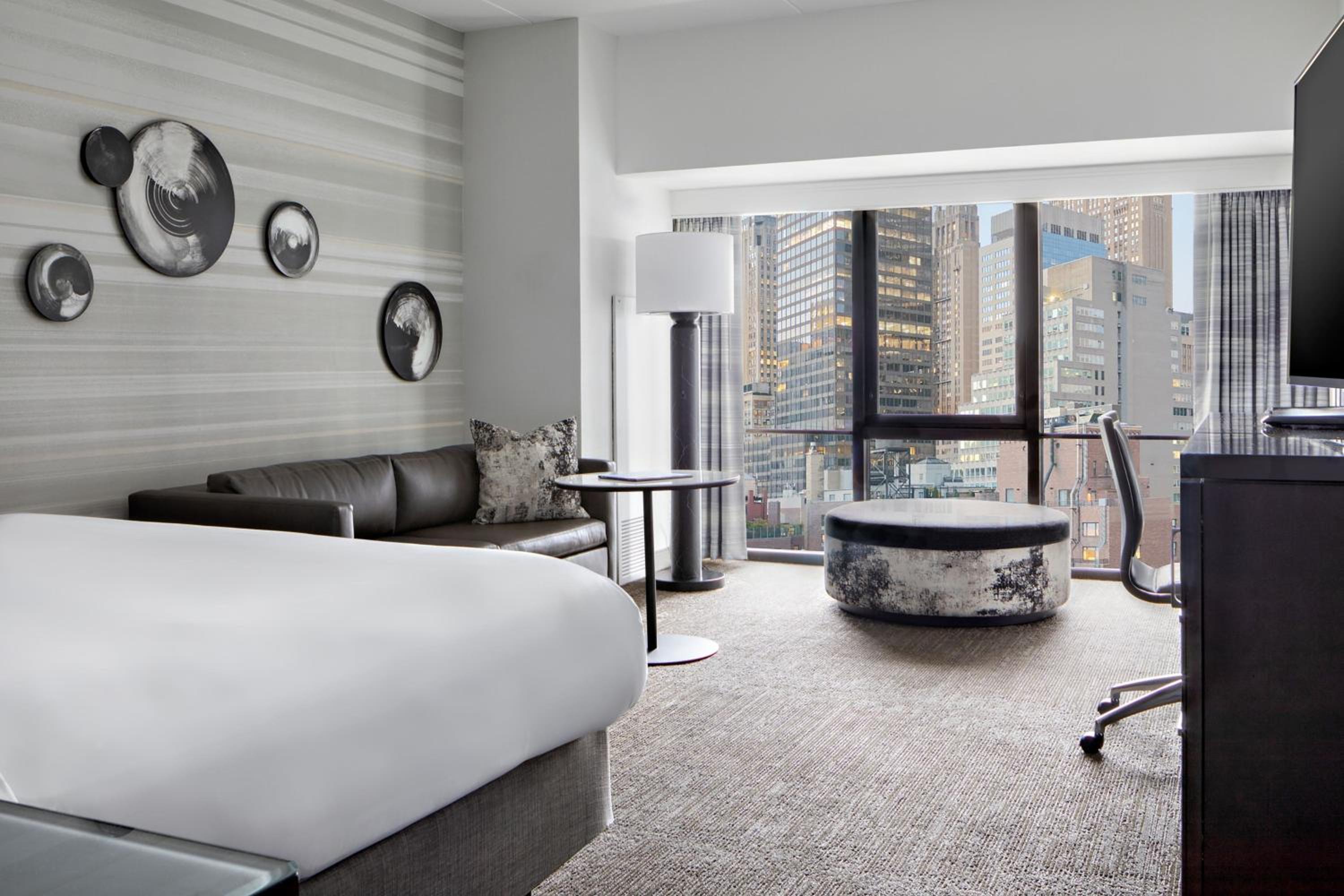 King Room with Sofa Bed (Upon Request) and Times Square View thumbnail 5