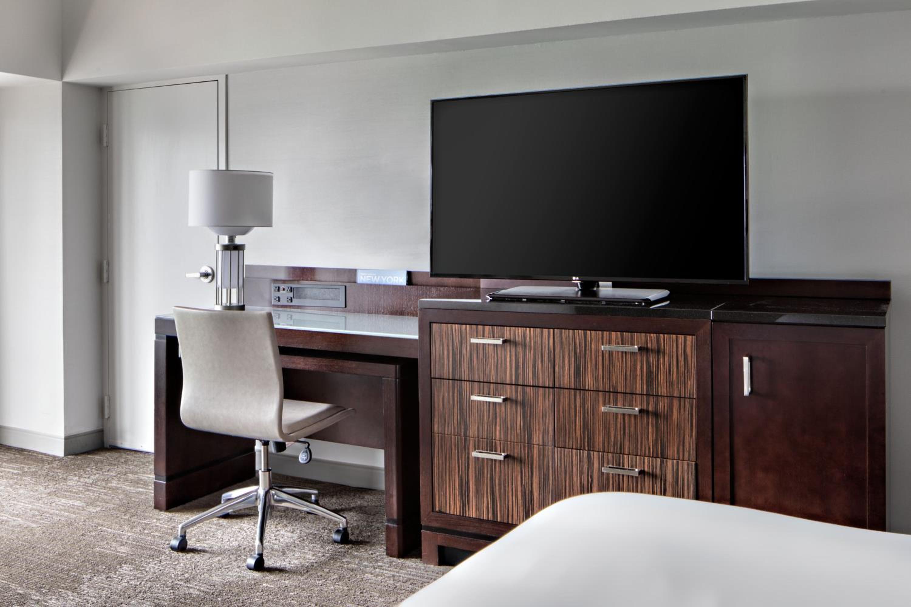 Deluxe Double Room with Two Double Beds - Hearing Accessible thumbnail 5