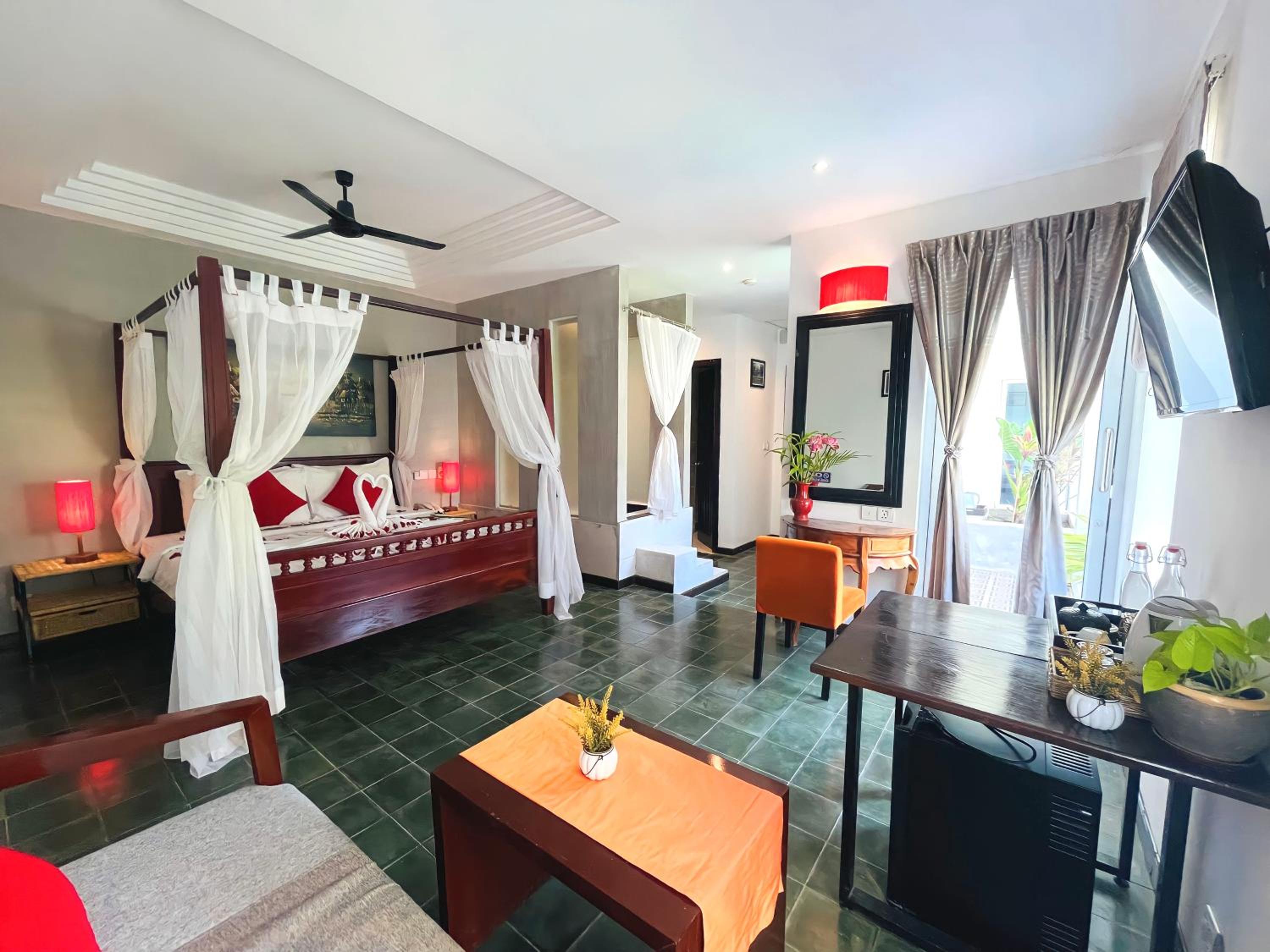 Honeymoon Suite With Balcony Pool View - Free Pick Up - Photo 1
