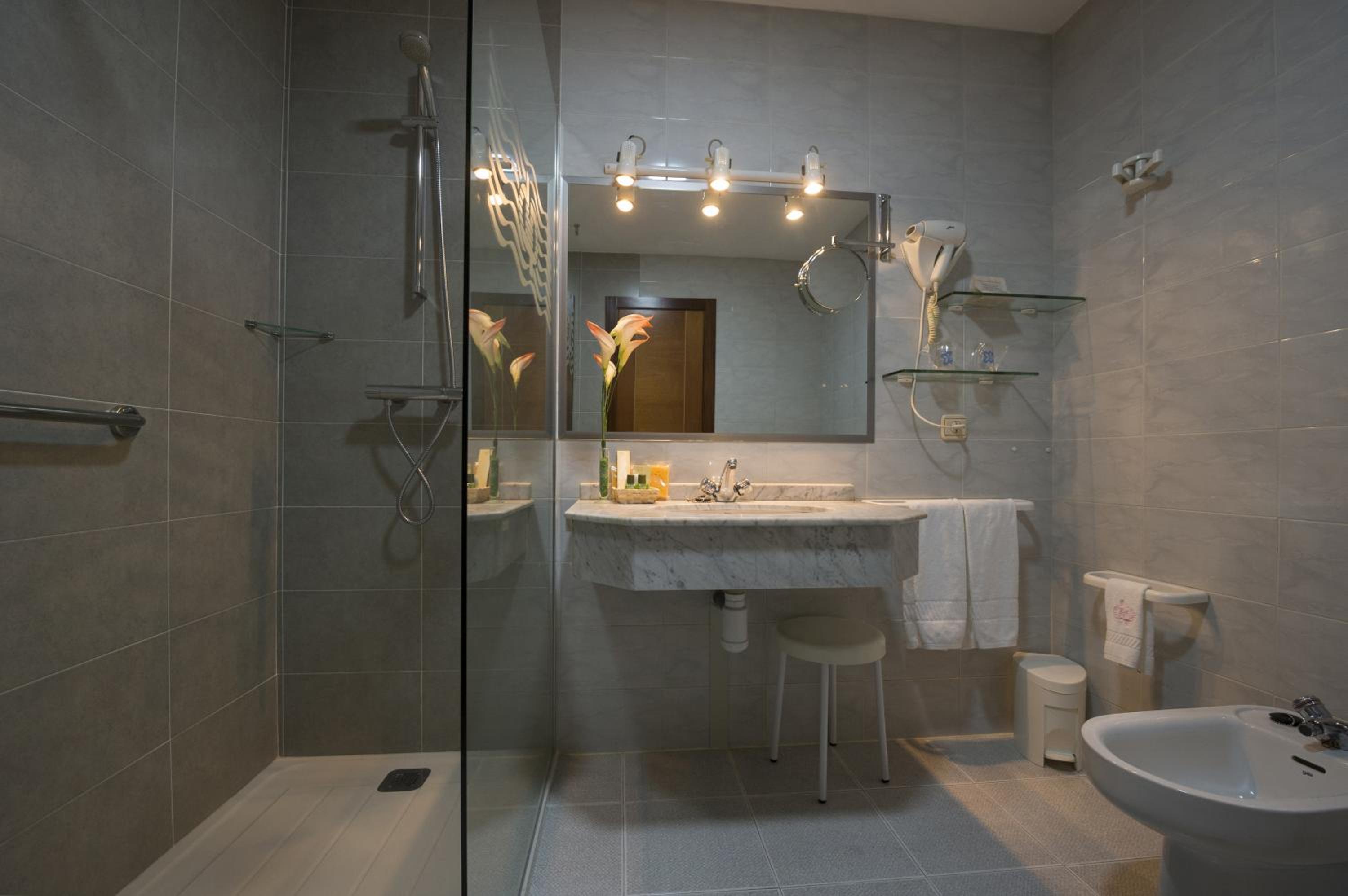 Double or Twin Room - Photo 2