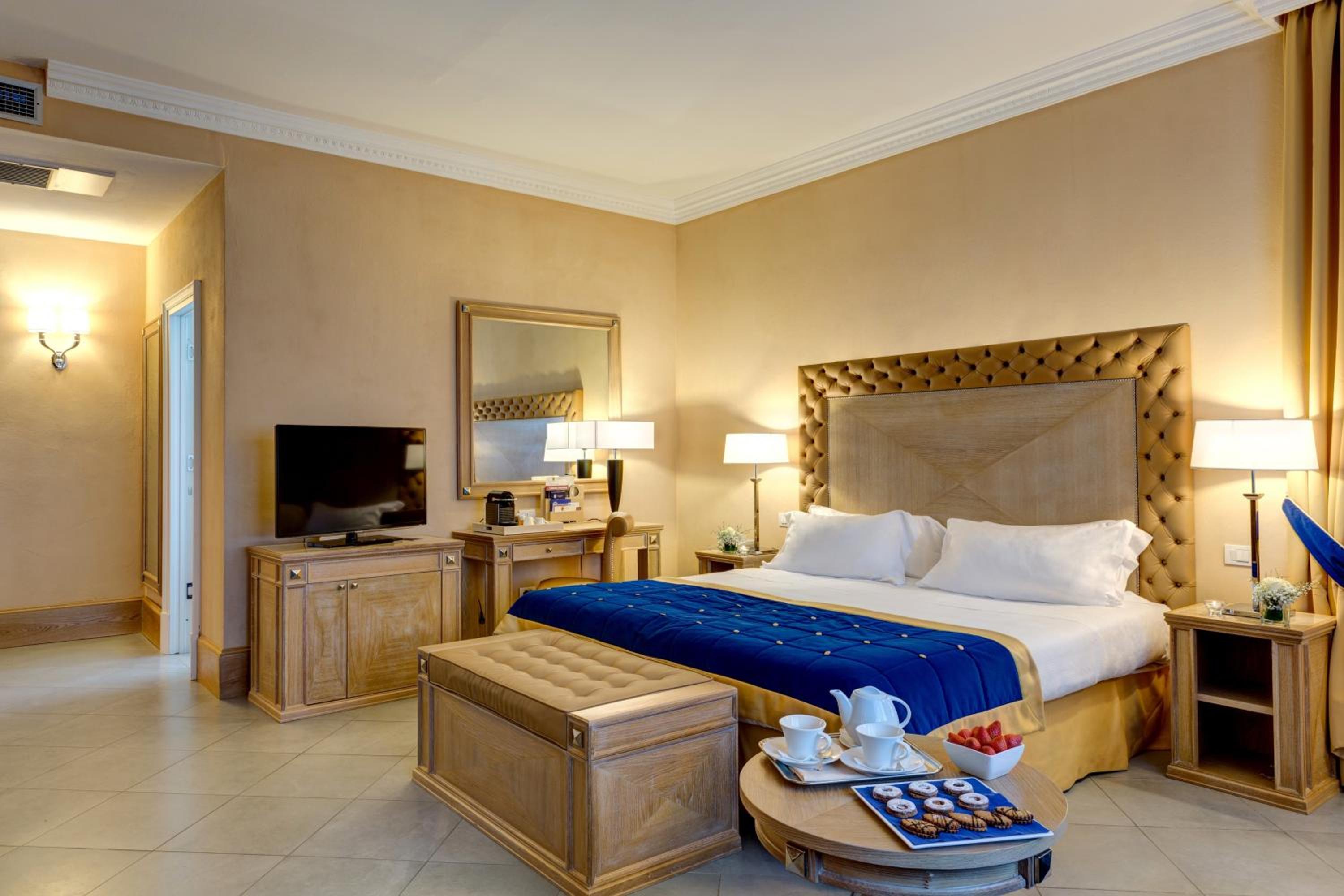 Deluxe Double Room - Photo 11