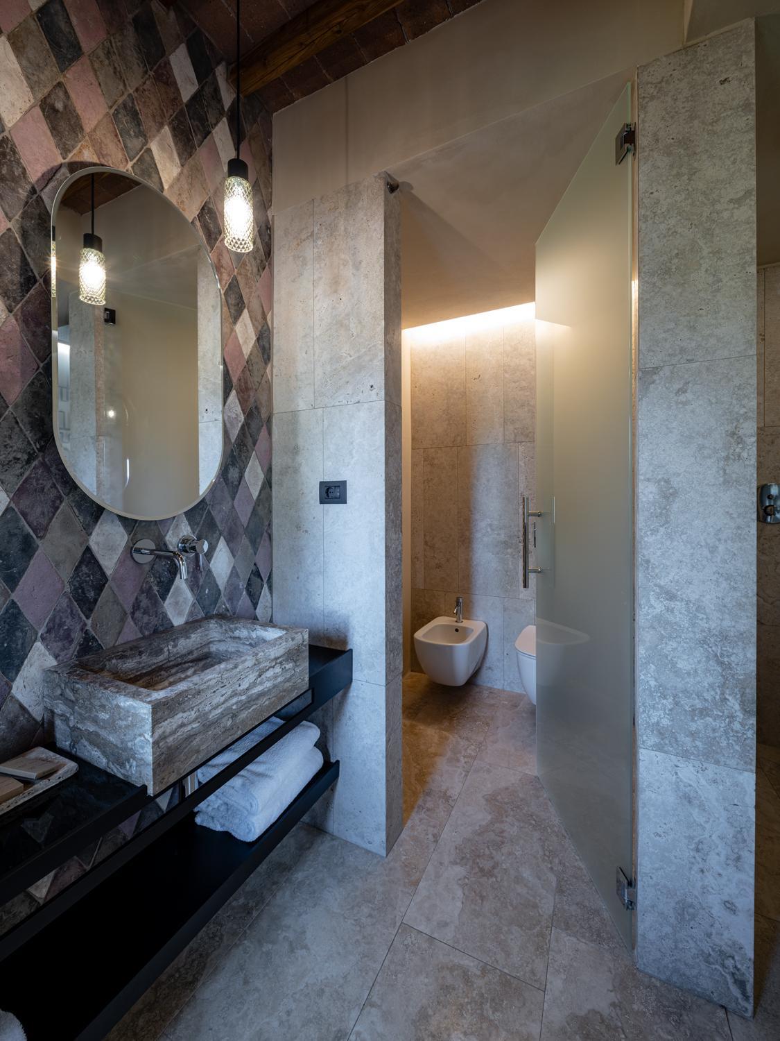 Suite - Photo 23