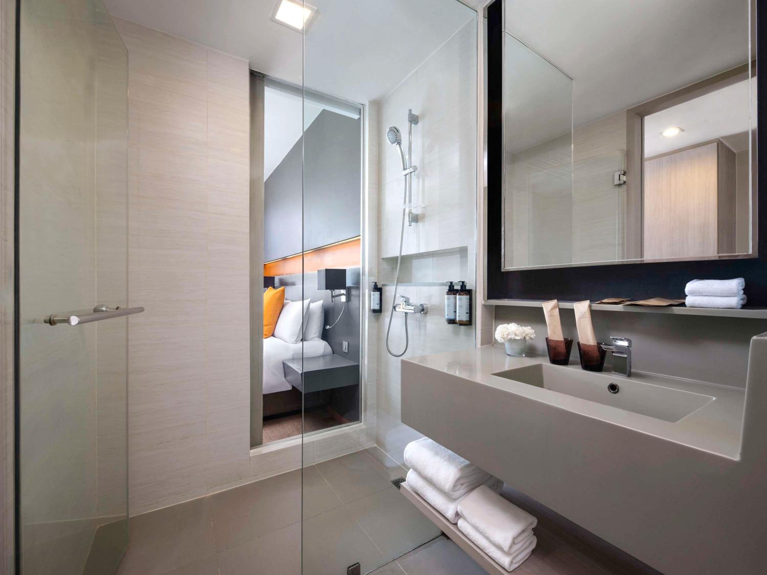 Deluxe Room with 1 queen bed, High floor thumbnail 5