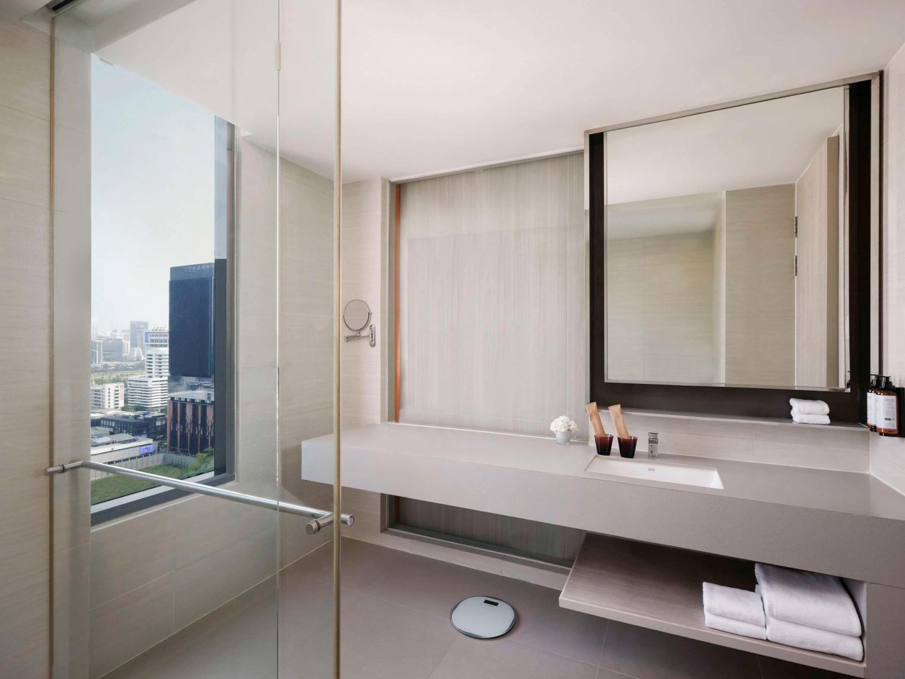 Deluxe Suite 1 Queen bed thumbnail 5