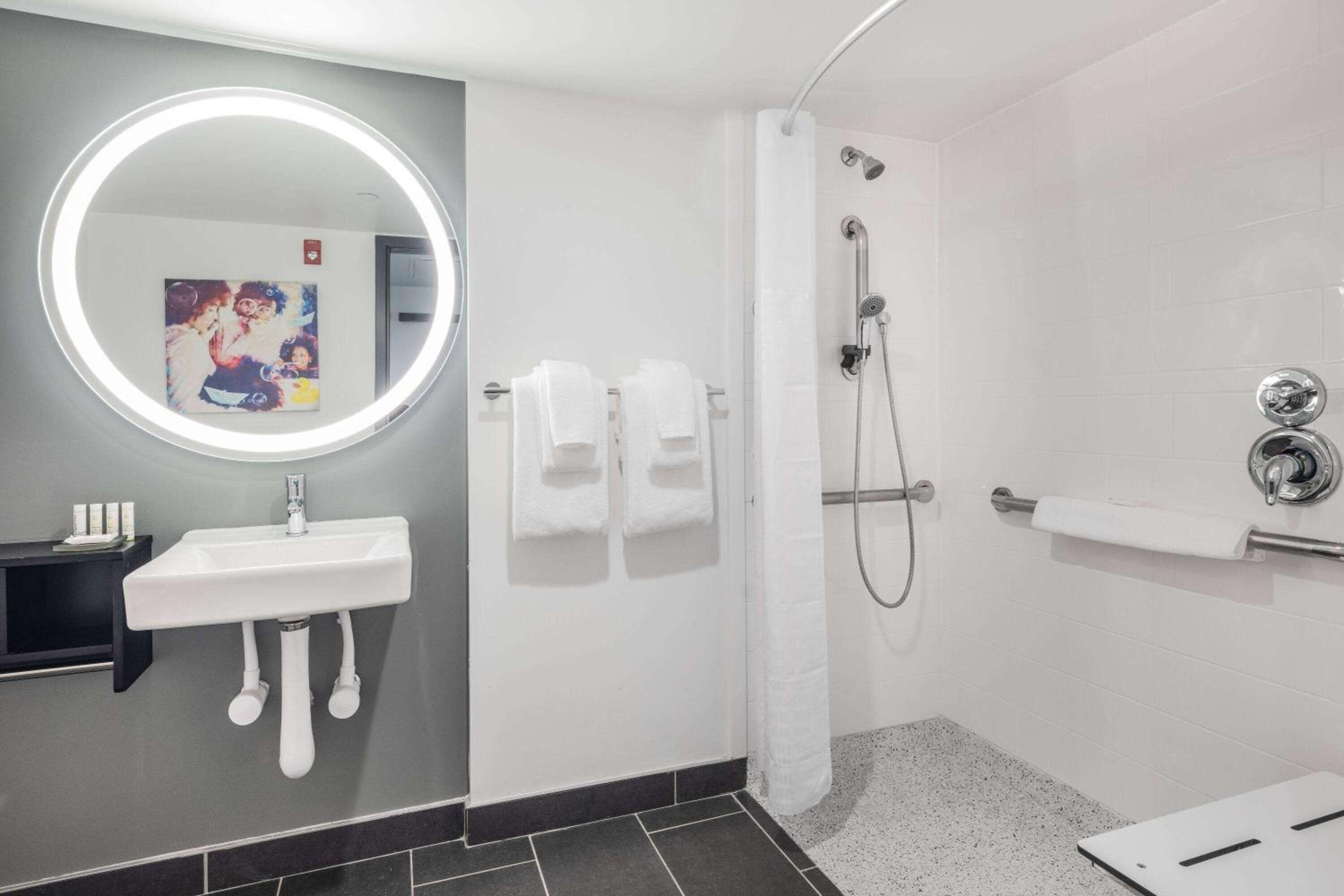 Business Room with Two Queen Beds and Roll-In Shower - Mobility Accessible/Non-Smoking photo 3