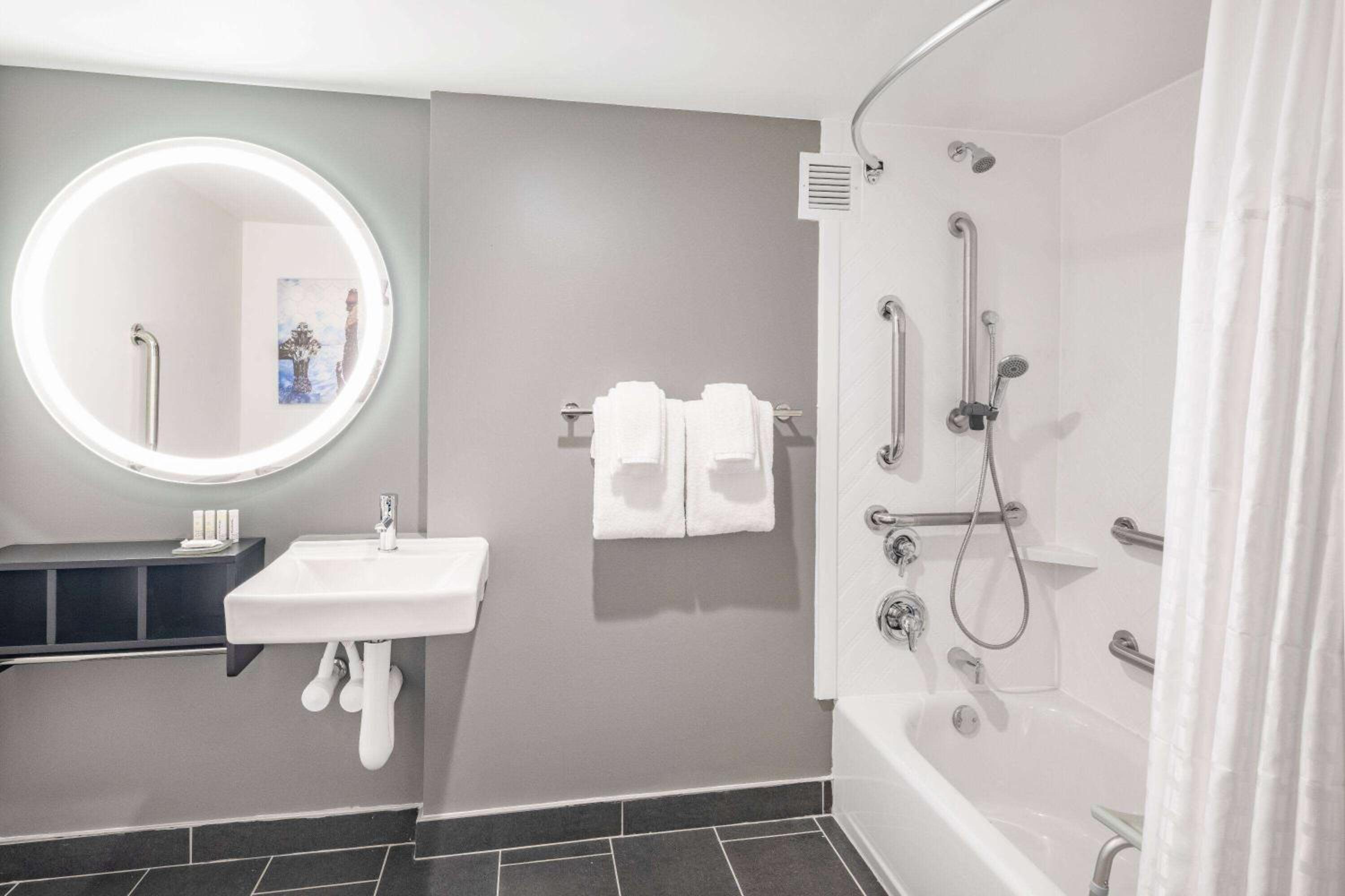 King Room with Bath Tub - Mobility Accessible/Non-Smoking photo 3