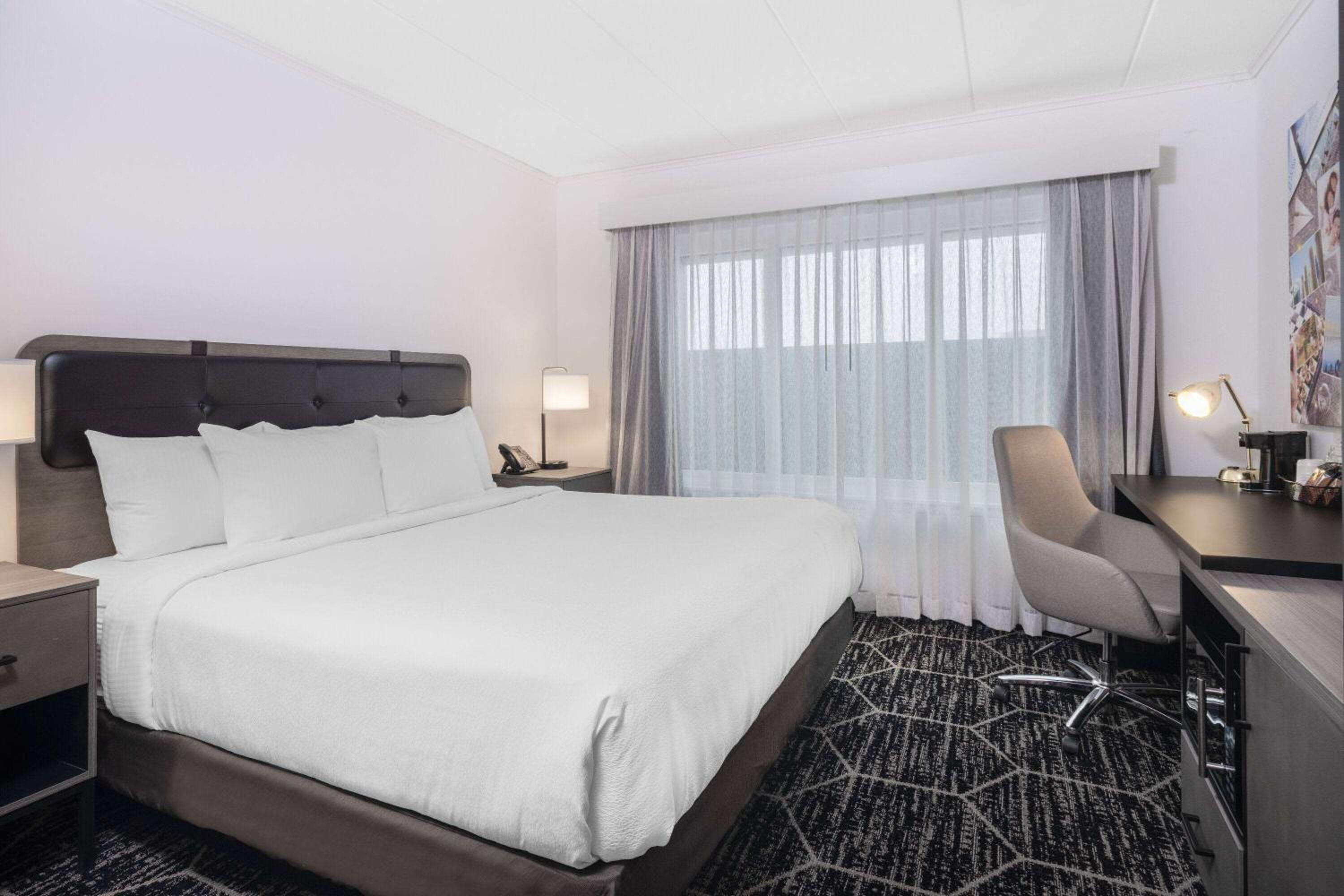 King Room with Bath Tub - Mobility Accessible/Non-Smoking photo 1