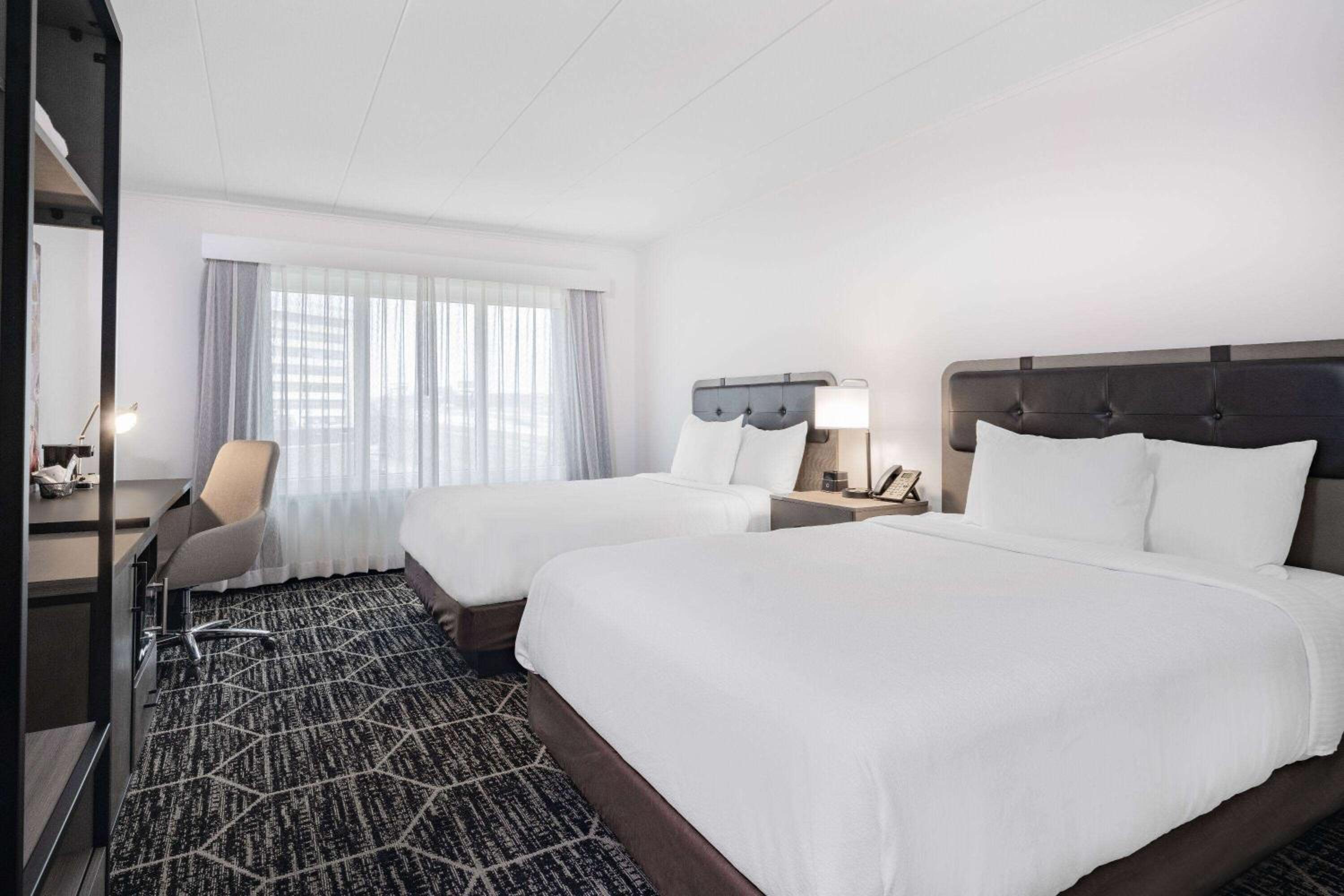 Queen Room with Two Queen Beds - Hearing Accessible/Non-Smoking photo 2