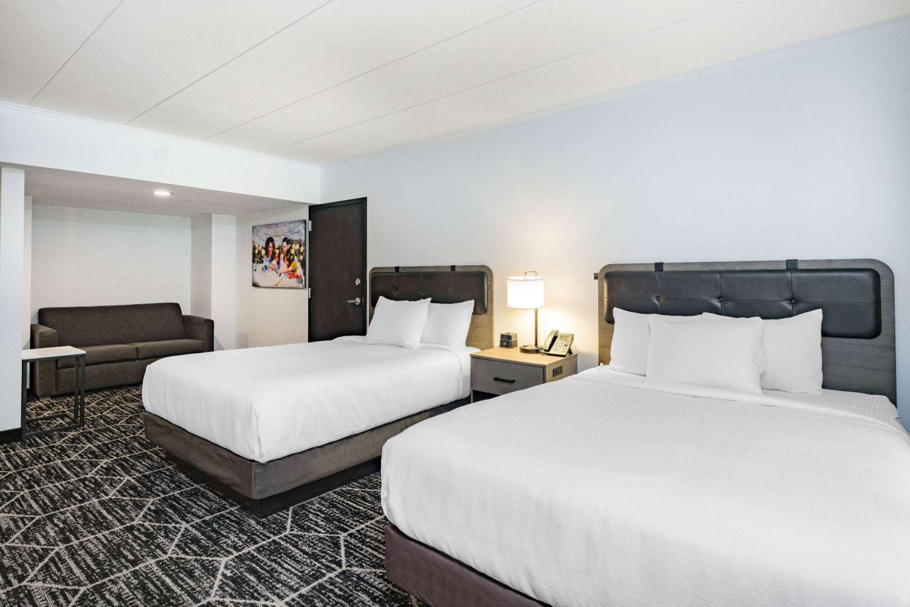 Business Room with Two Queen Beds and Roll-In Shower - Mobility Accessible/Non-Smoking photo 2