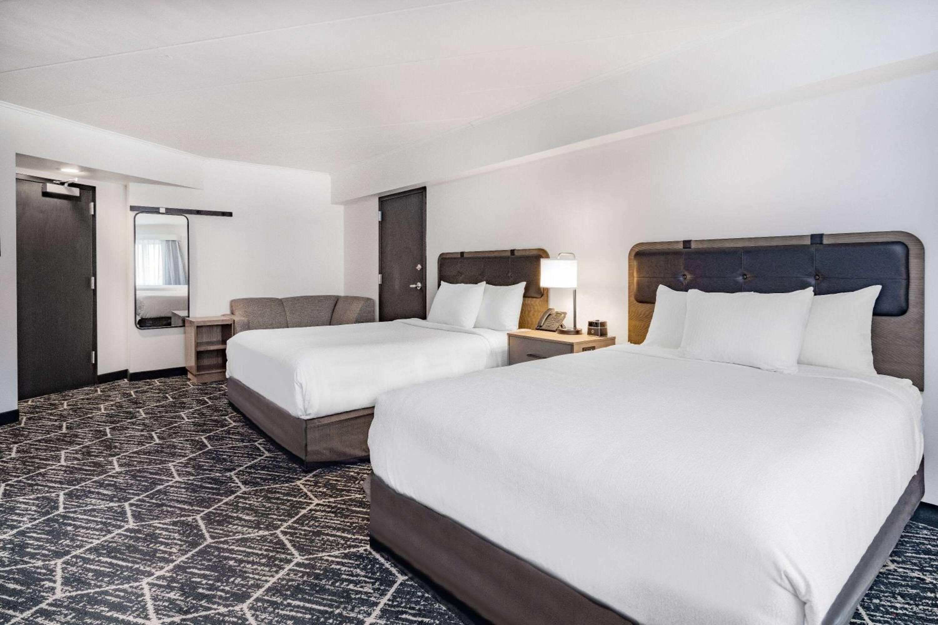 Business Room with Two Queen Beds and Bath Tub - Mobility Accessible/Non-Smoking