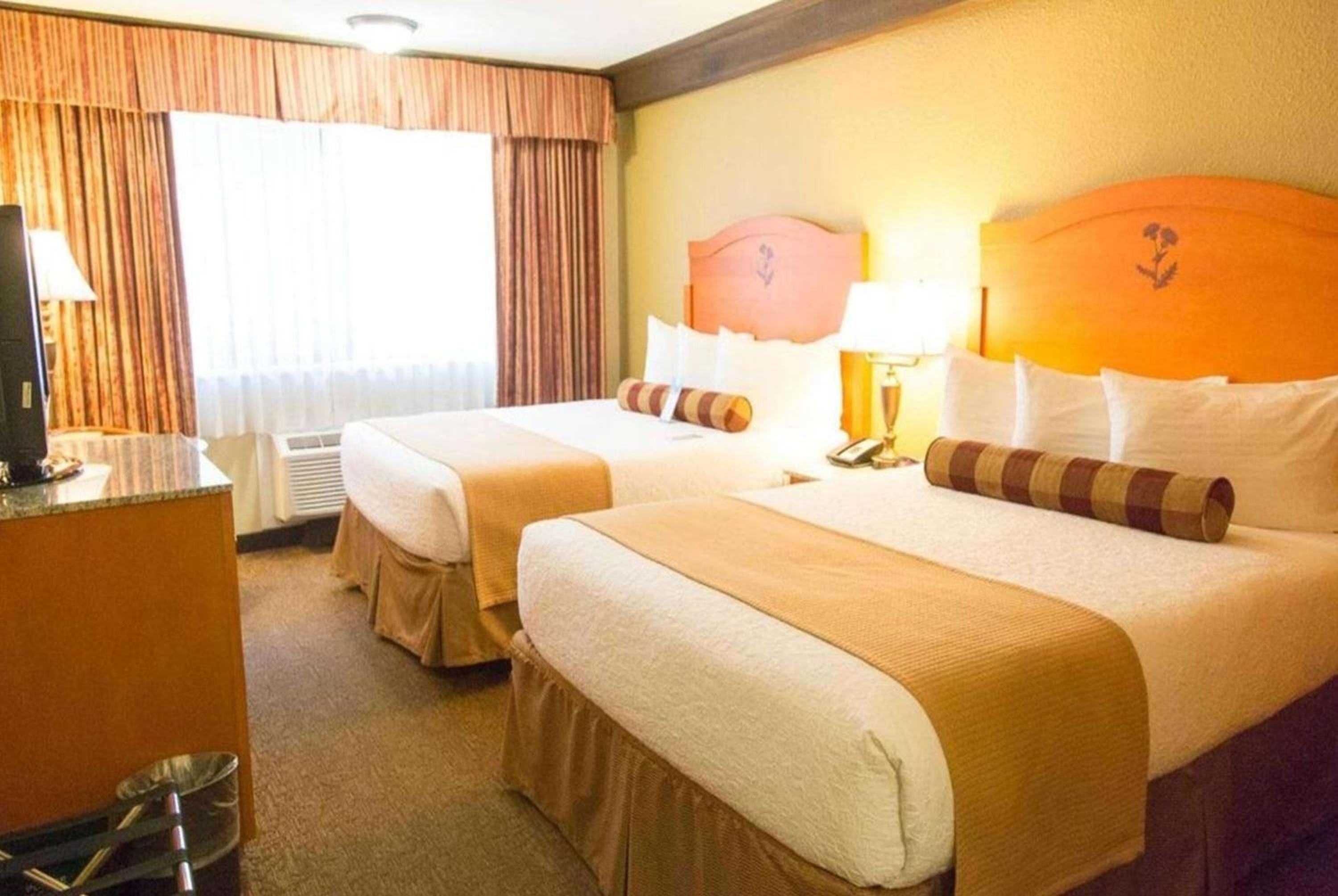Queen Room with Two Queen Beds - Non-Smoking - Photo 1