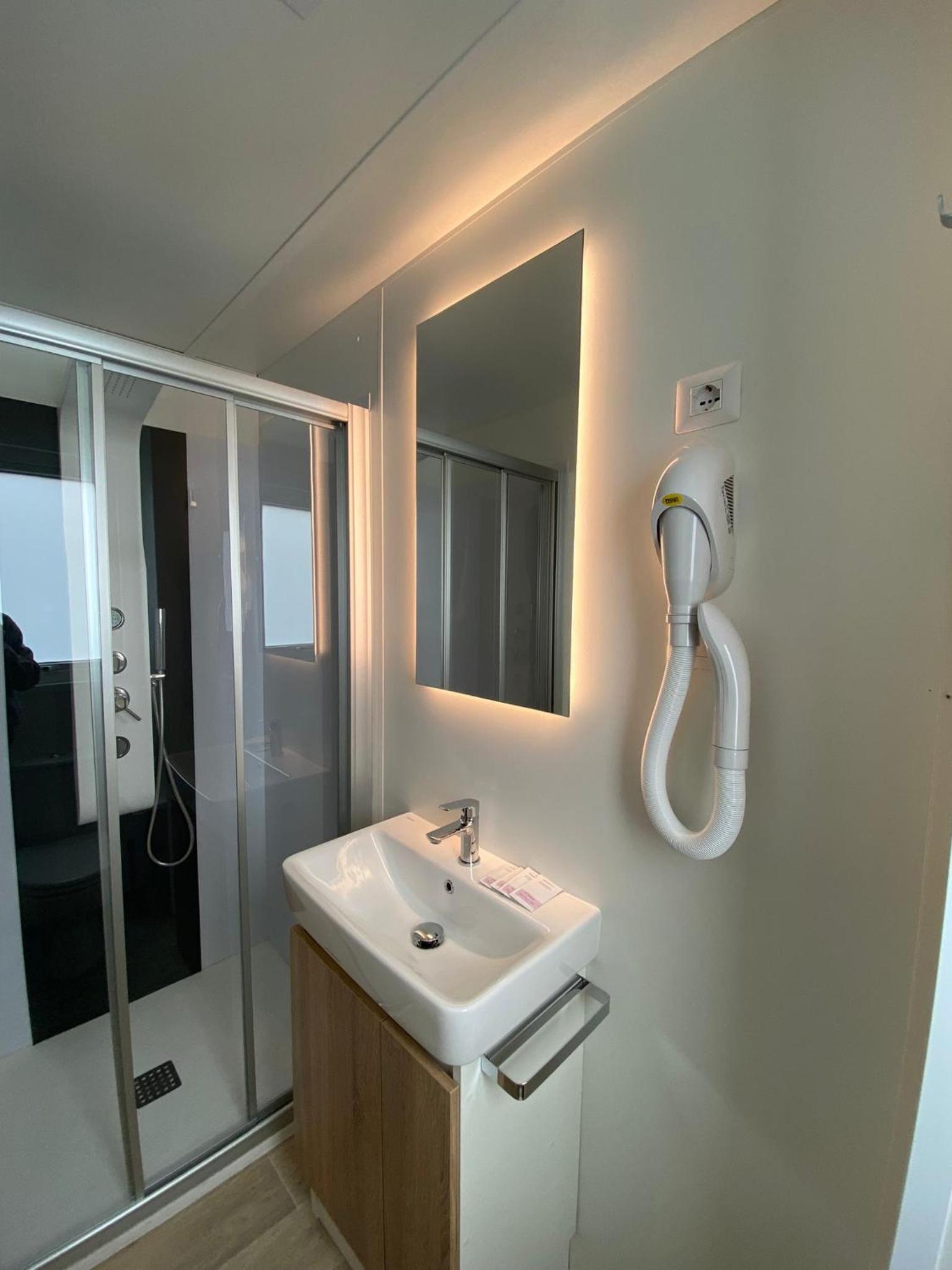 Mobile Home (2 Adults) photo 3