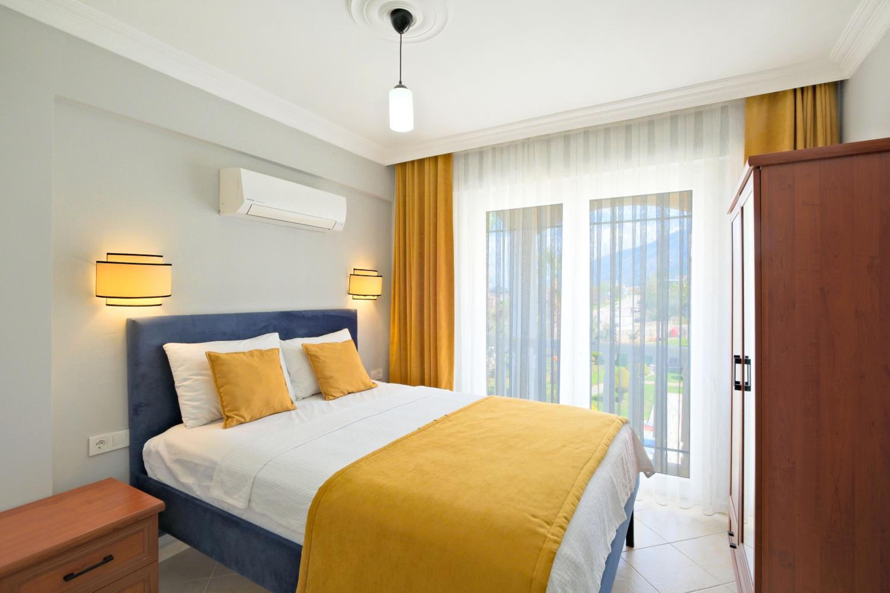 Three-Bedroom Apartment with Balcony photo 1