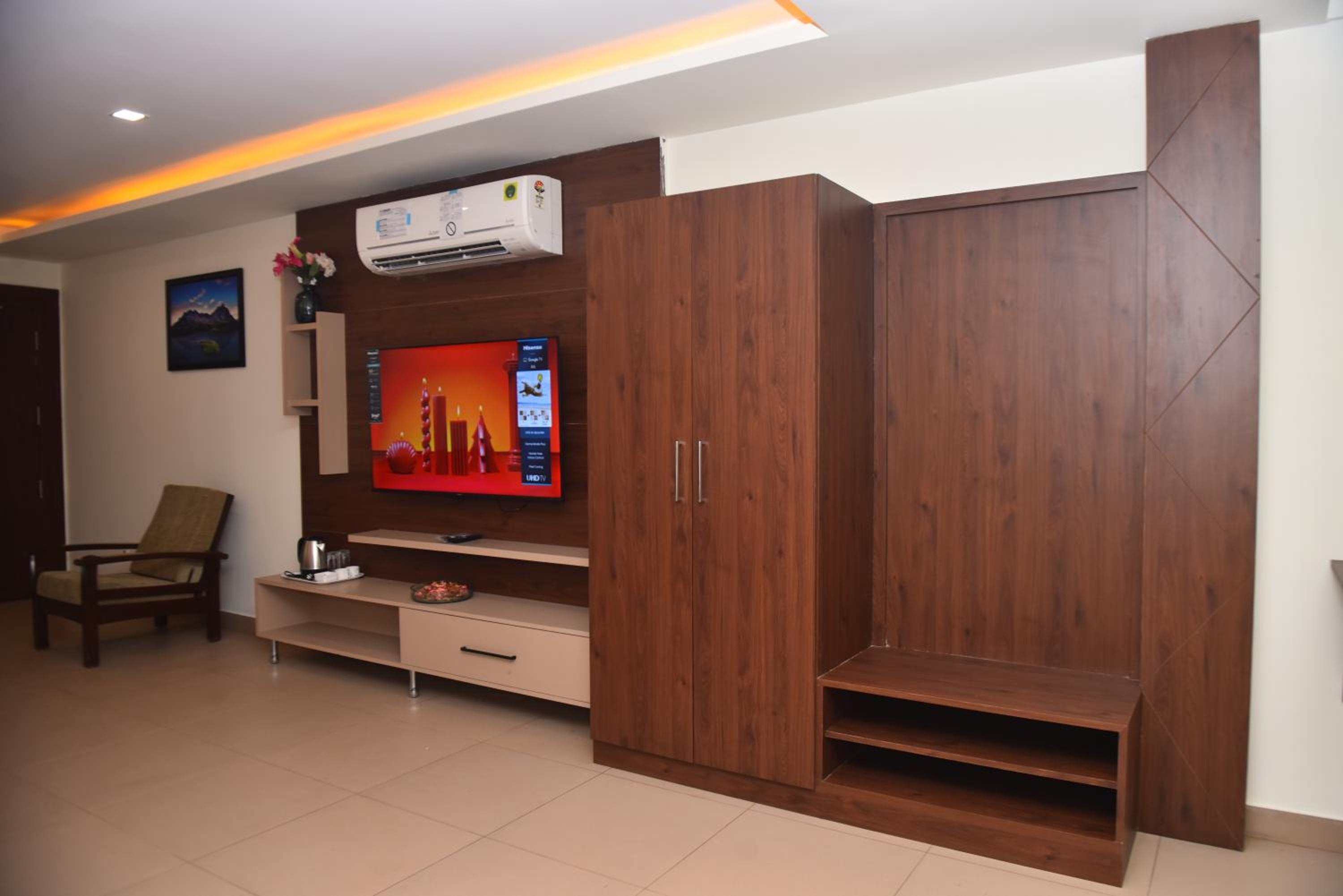 Superior Family Room photo 2