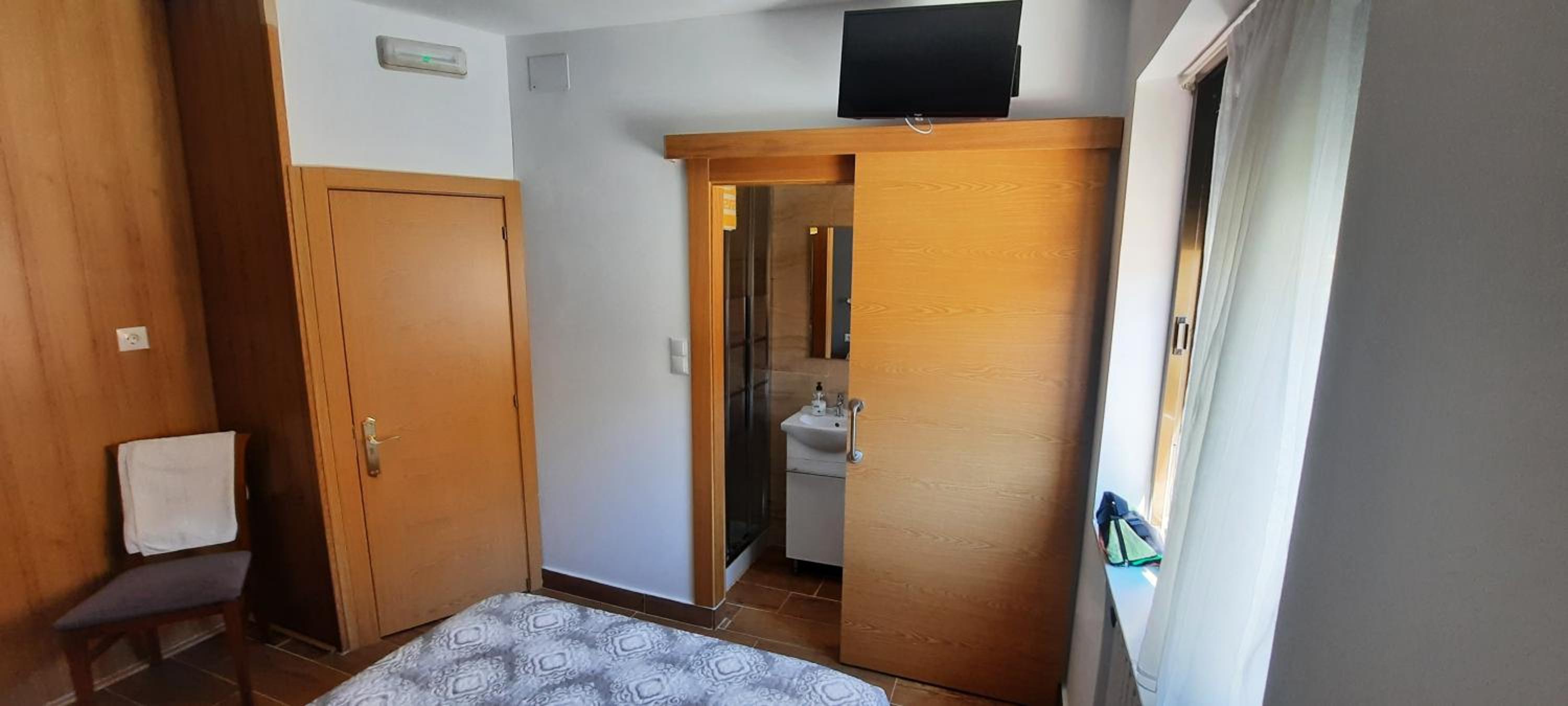 Double Room with Private Bathroom - Photo 1
