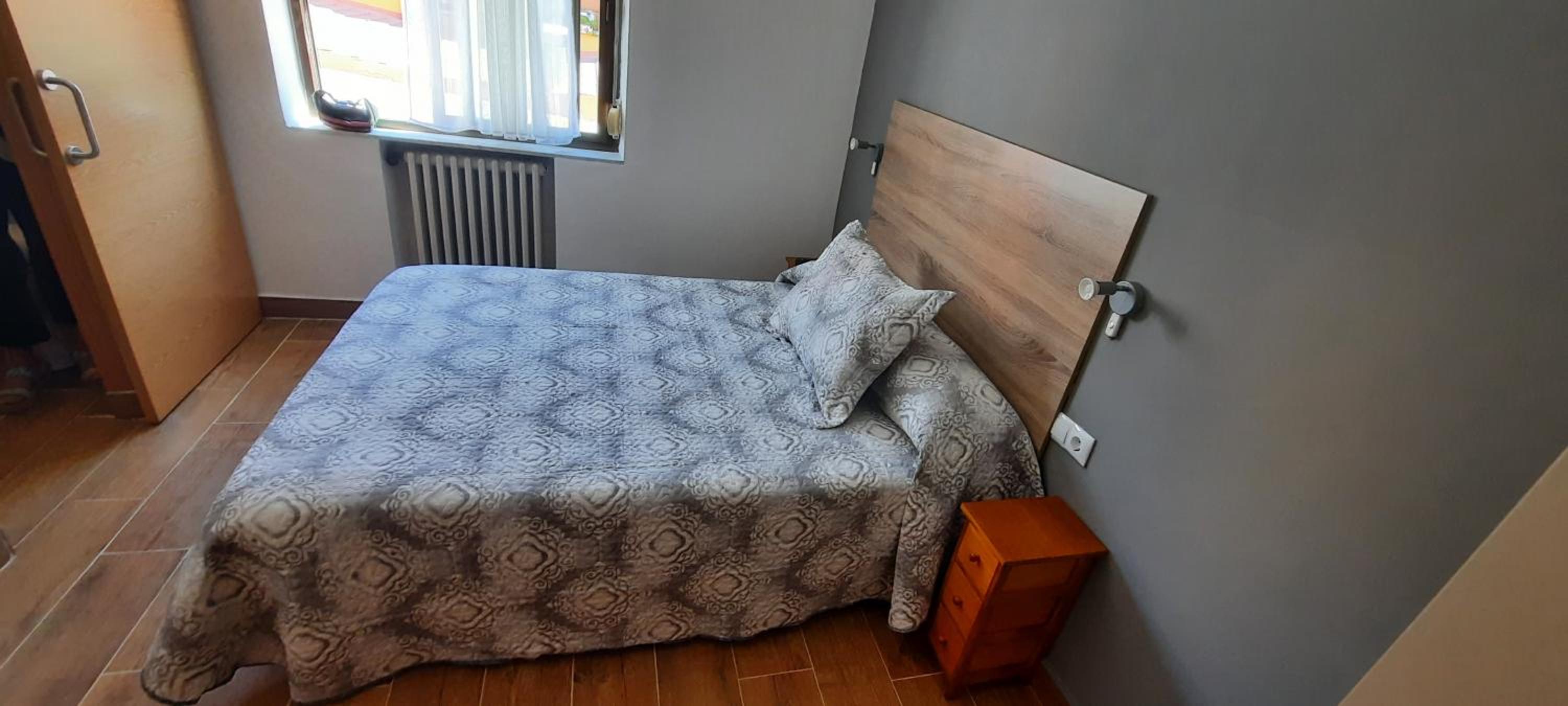 Double Room with Private Bathroom - Photo 2