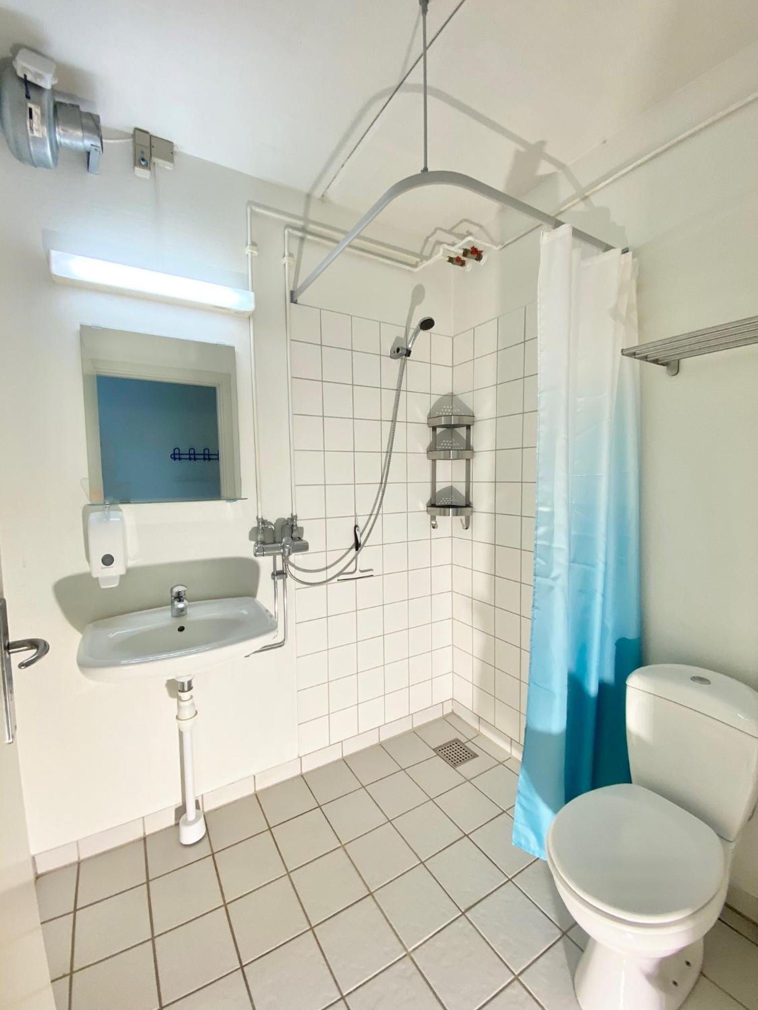 Quadruple Room with Bathroom - Photo 4
