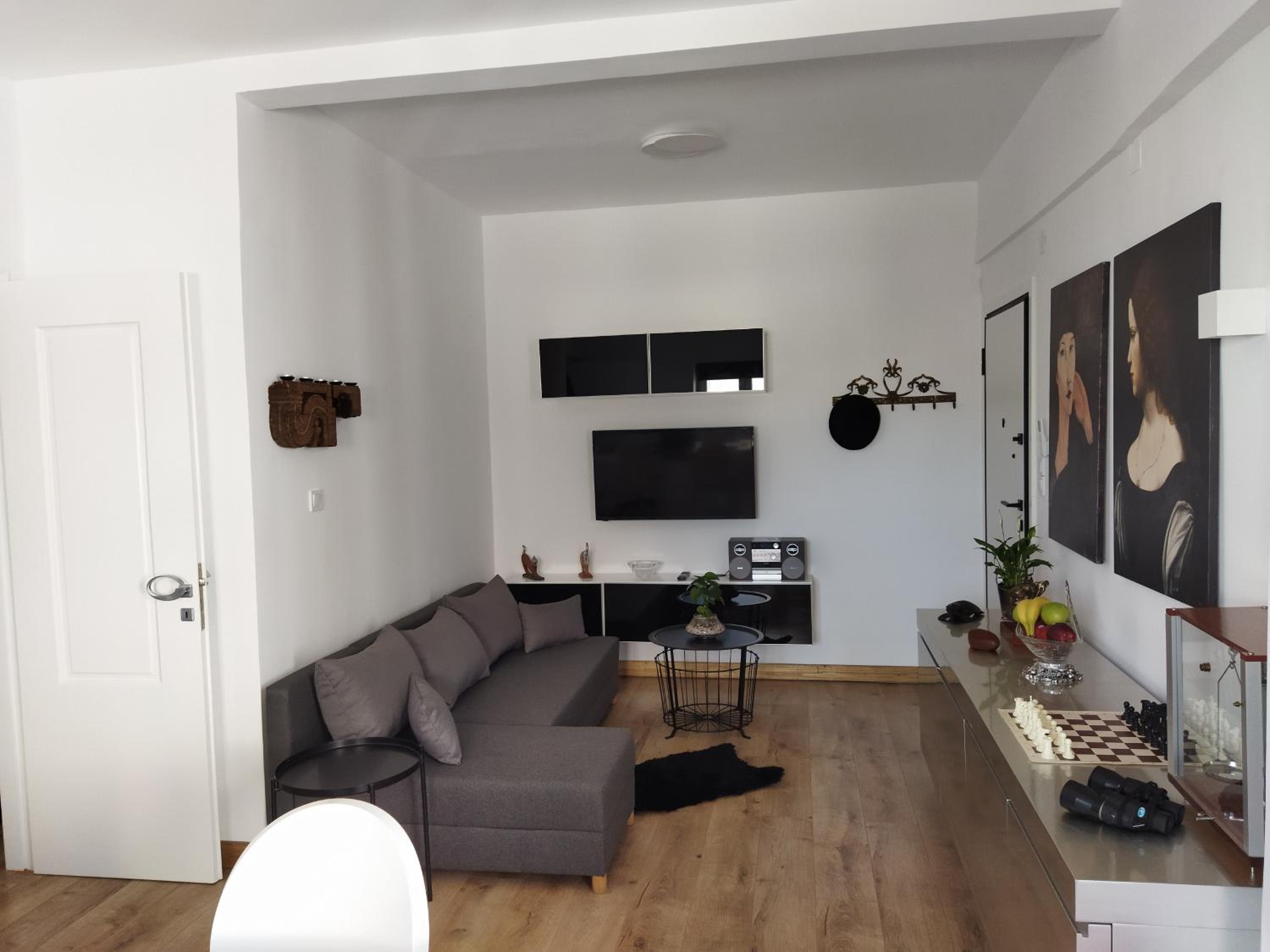 One-Bedroom Apartment - Photo 2