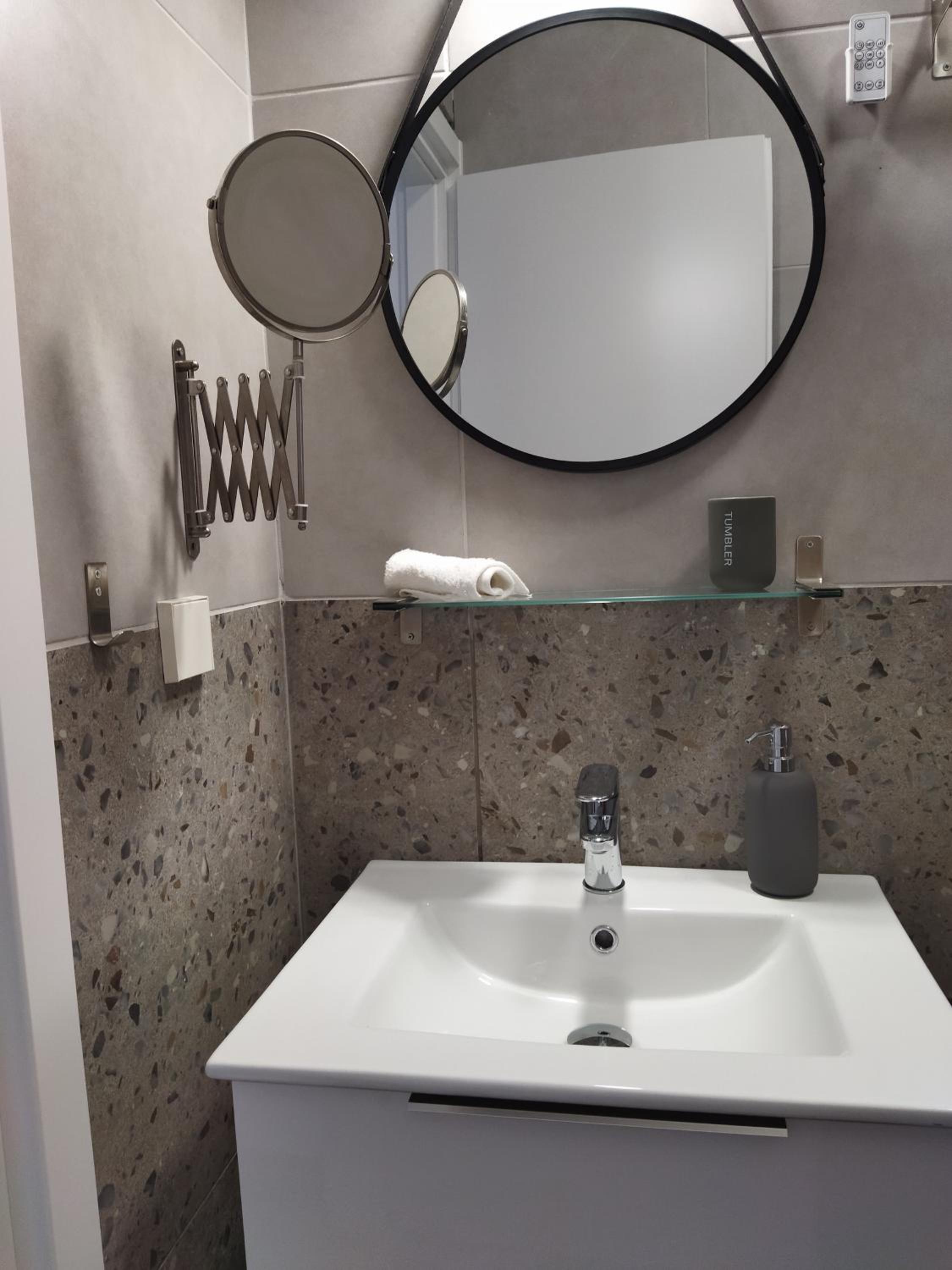 One-Bedroom Apartment - Photo 15