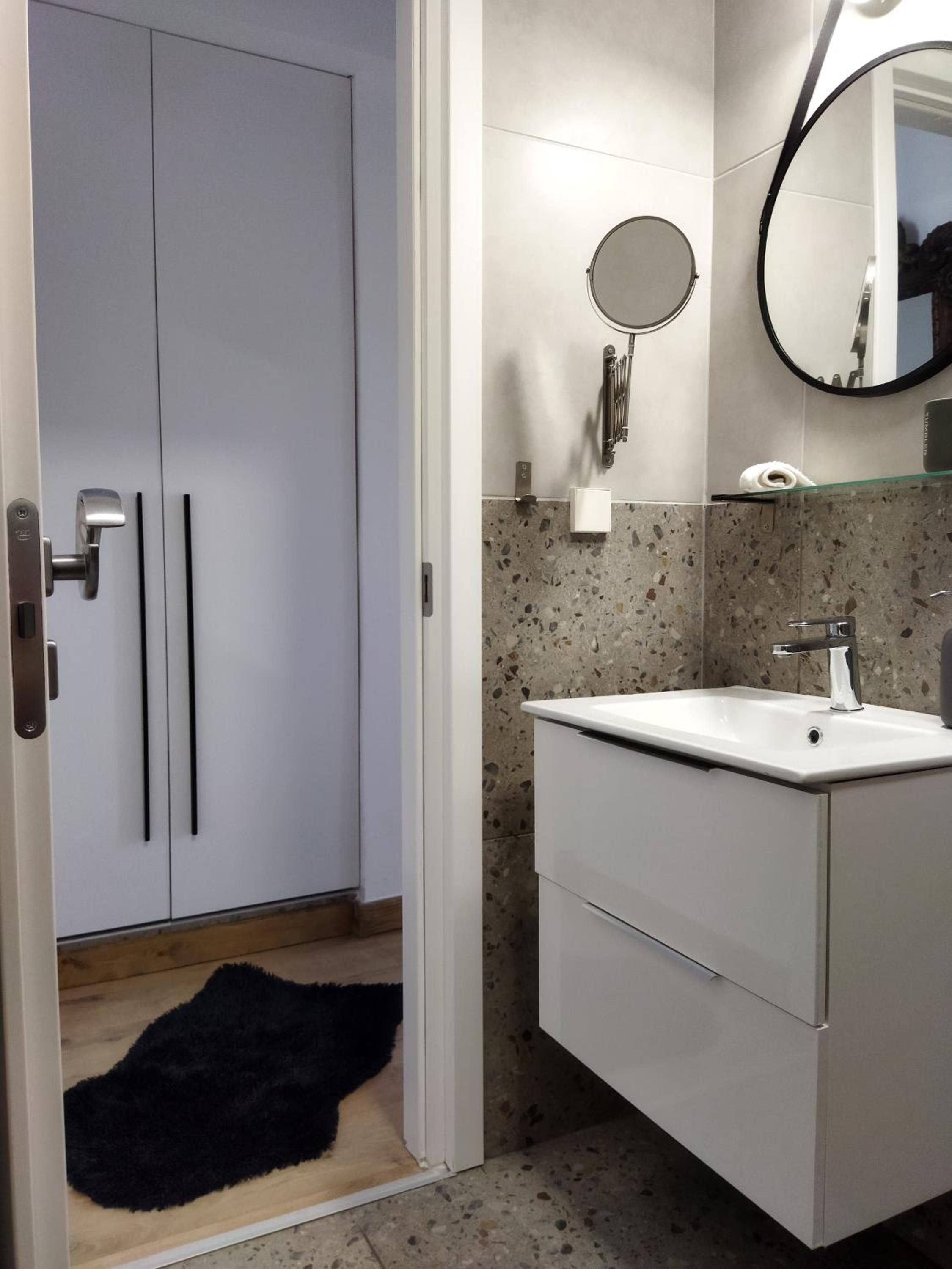 One-Bedroom Apartment - Photo 4