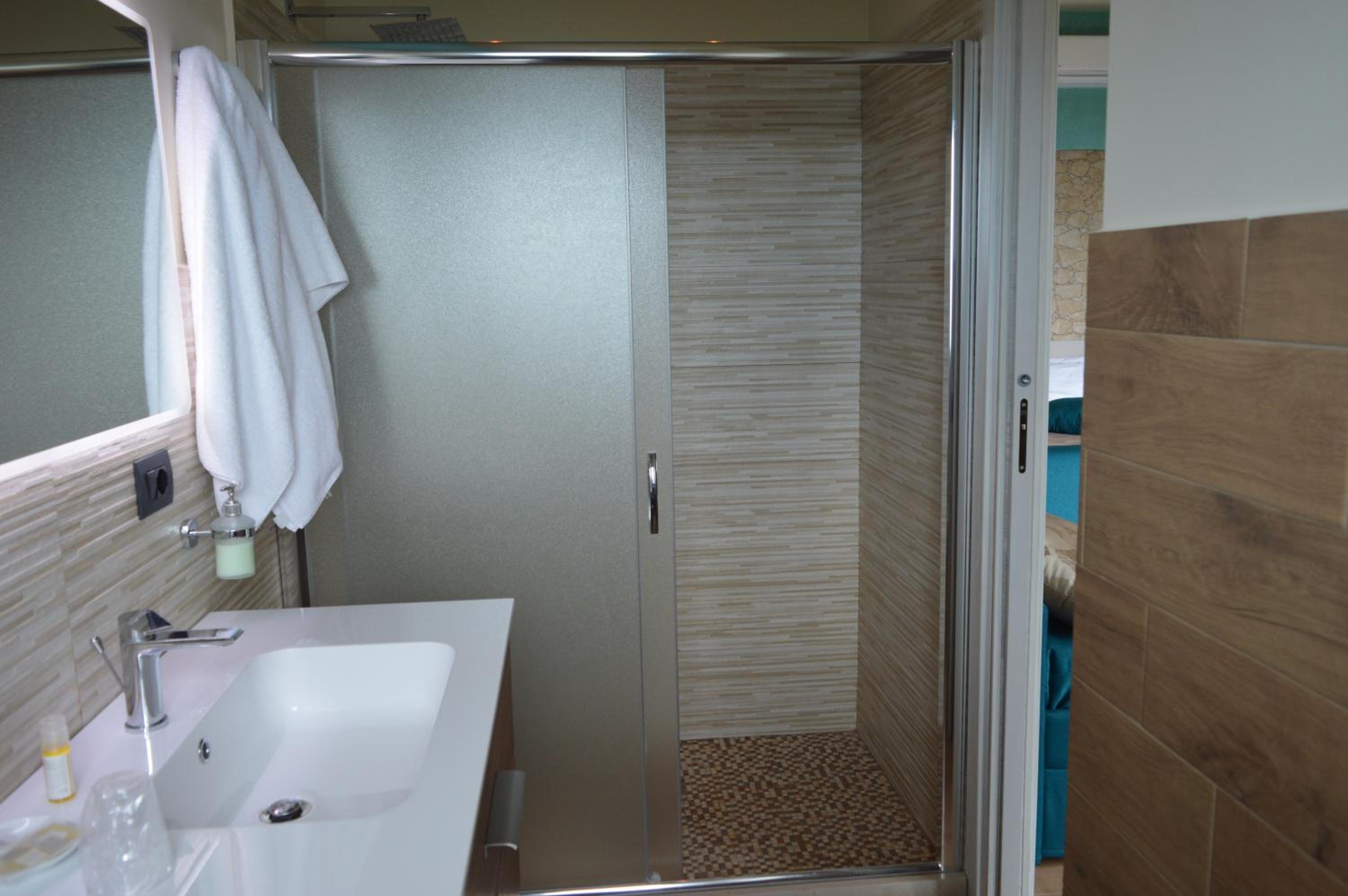 Suite with Hot Tub photo 2