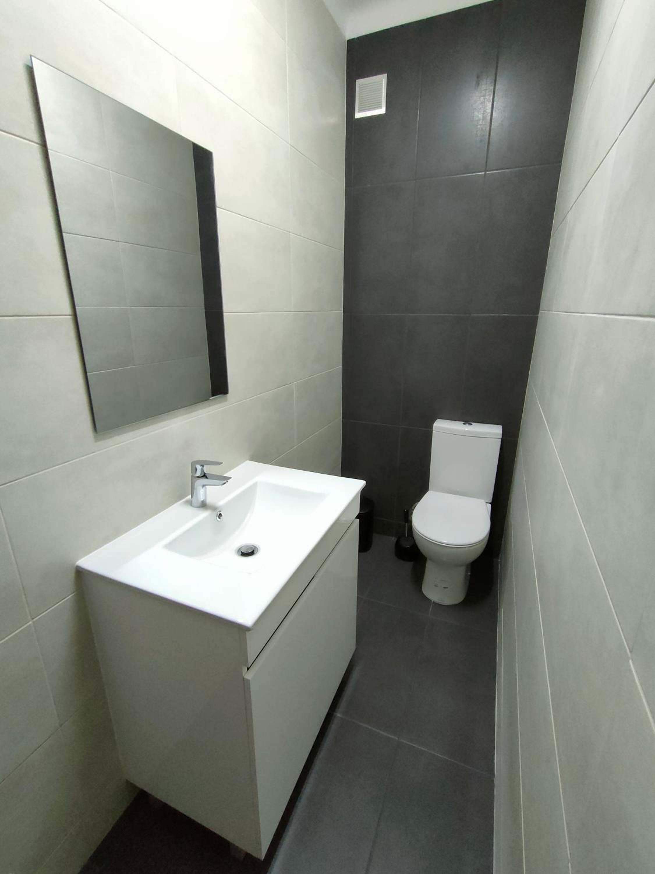 Three-Bedroom Apartment with Balcony - Photo 21