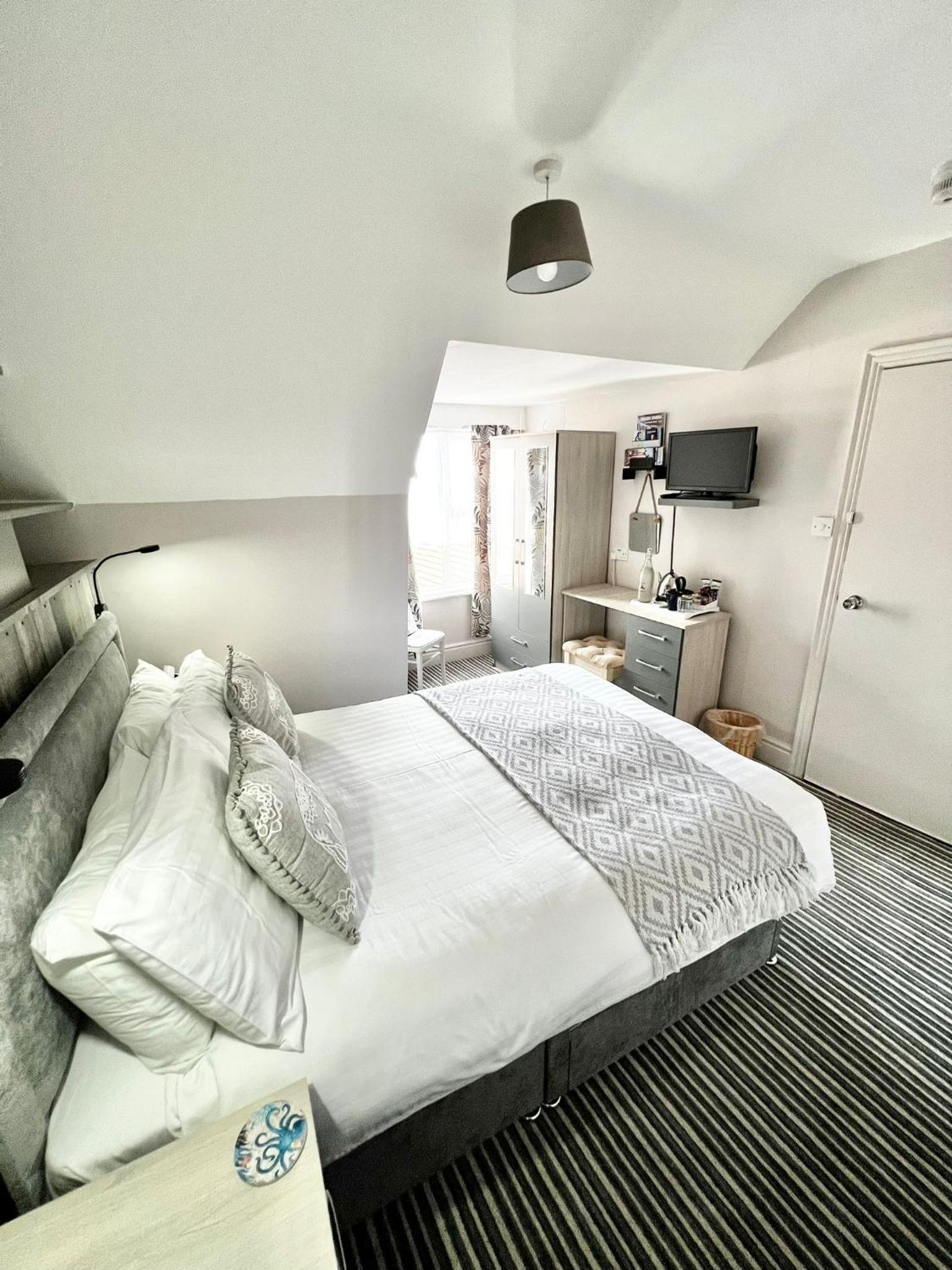Double Room with Side Sea View photo 2