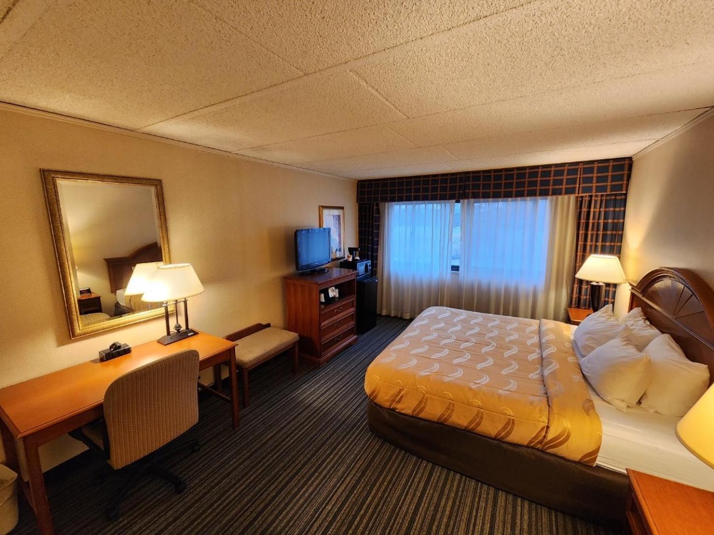King Room - Non-Smoking - Photo 2