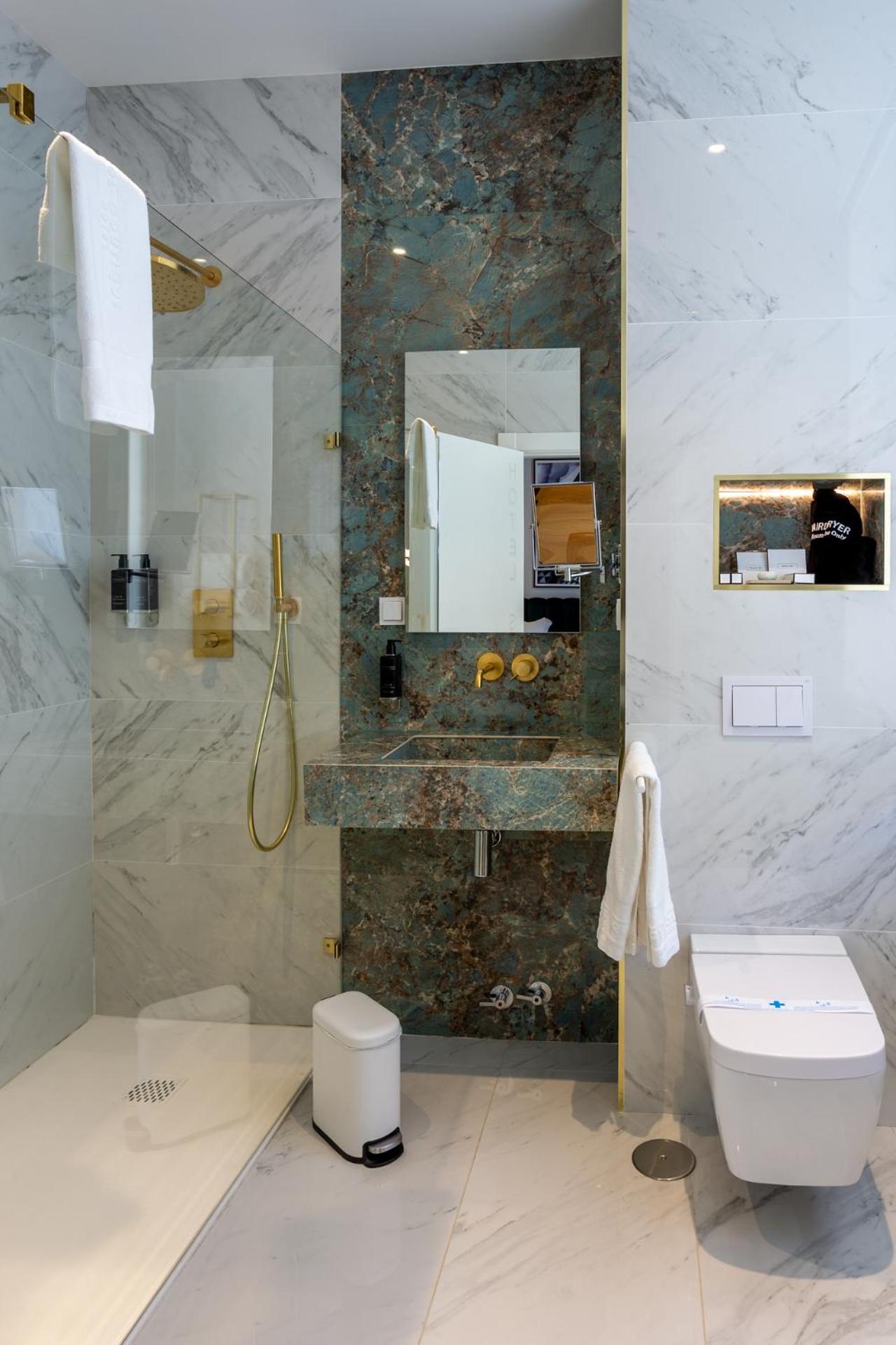 Deluxe Double or Twin Room photo 3