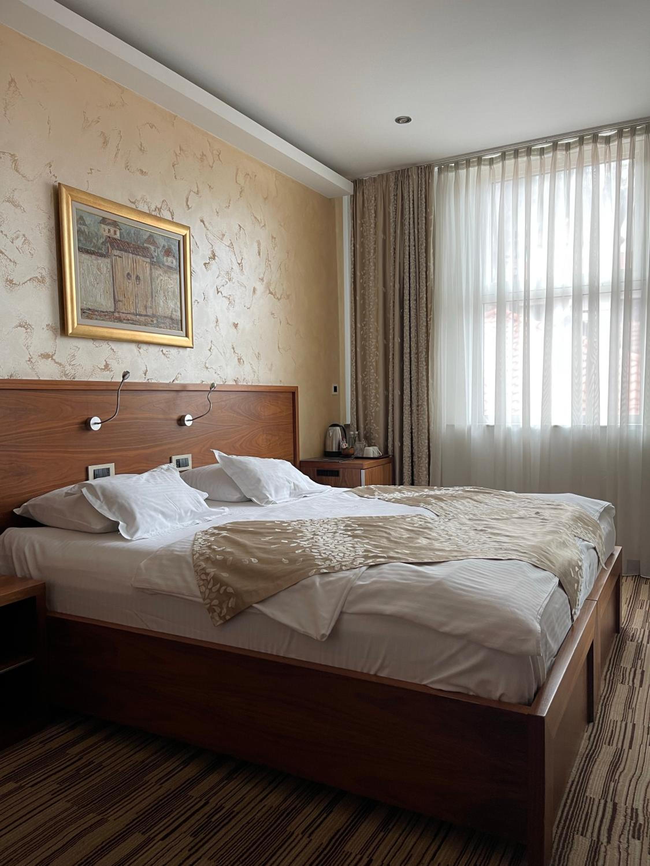 Deluxe Double Room - Photo 9