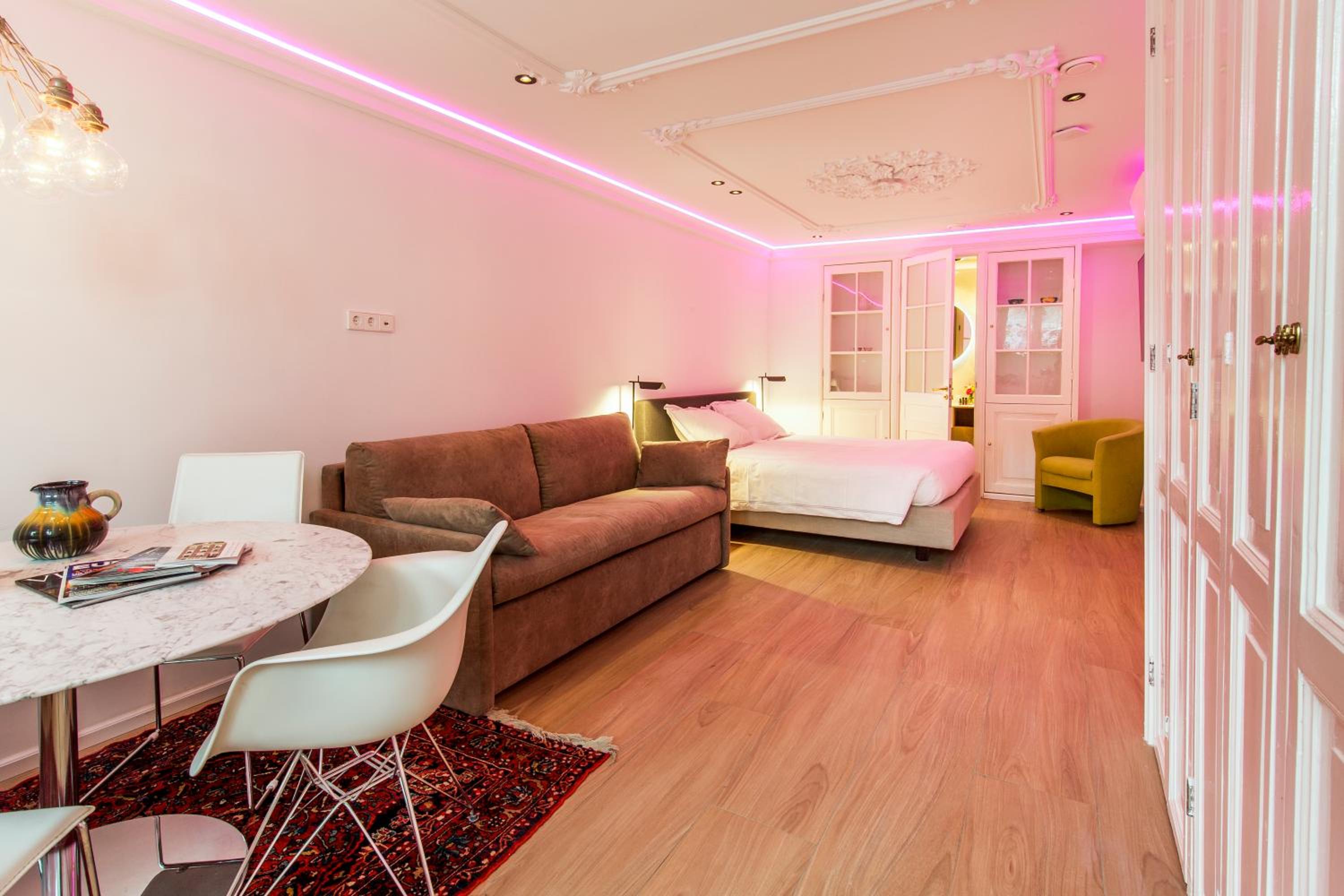 Main Floor Room photo 1