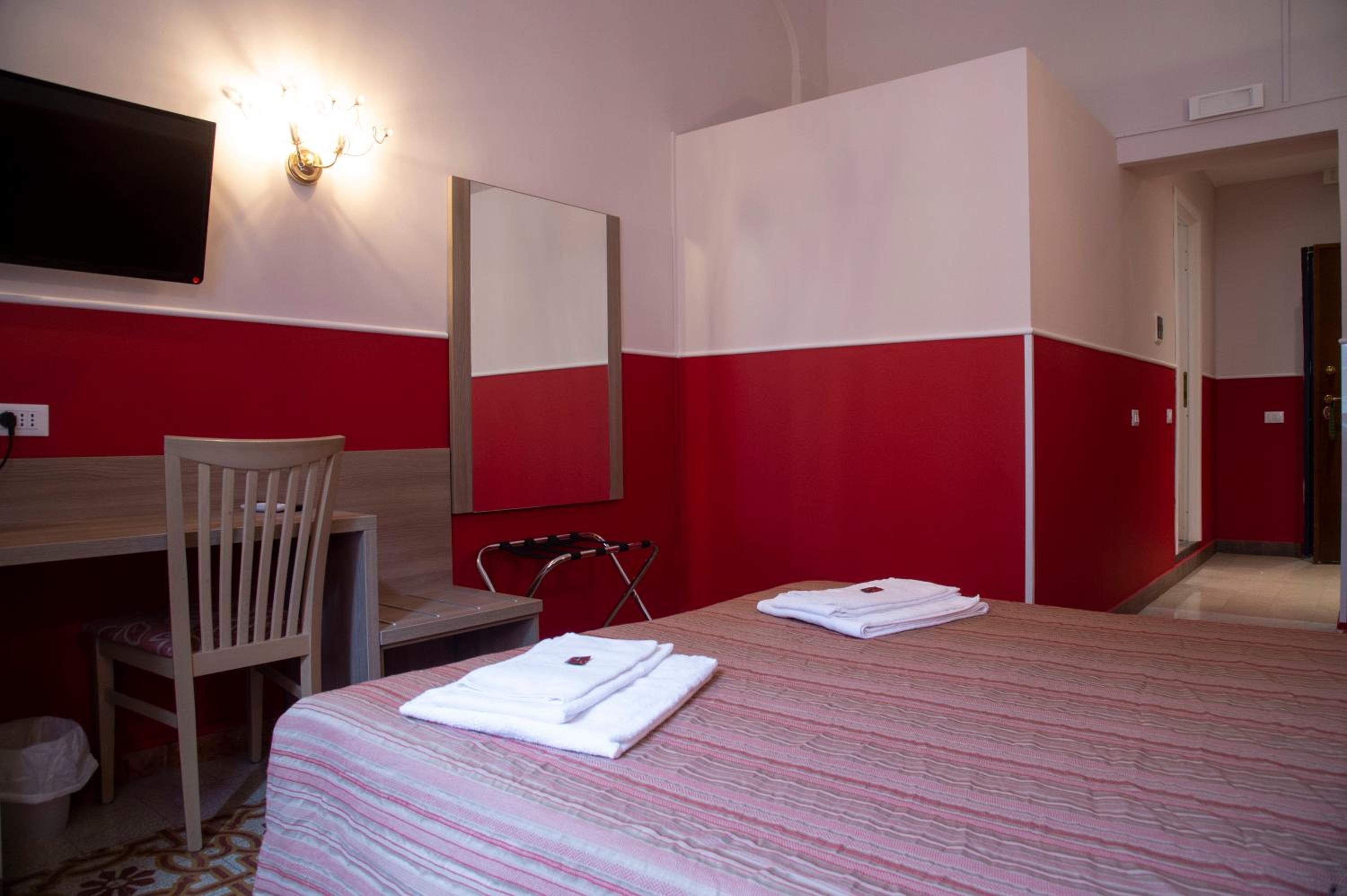Double or Twin Room with Private Bathroom photo 3