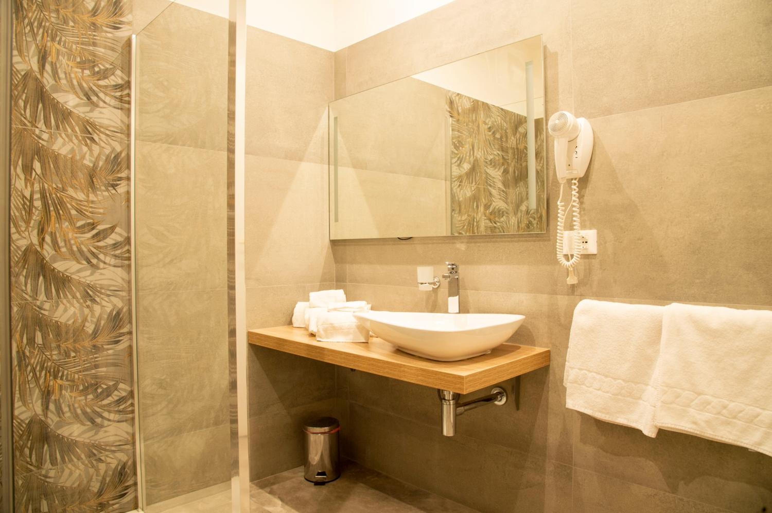 Quadruple Room with Private Bathroom photo 3