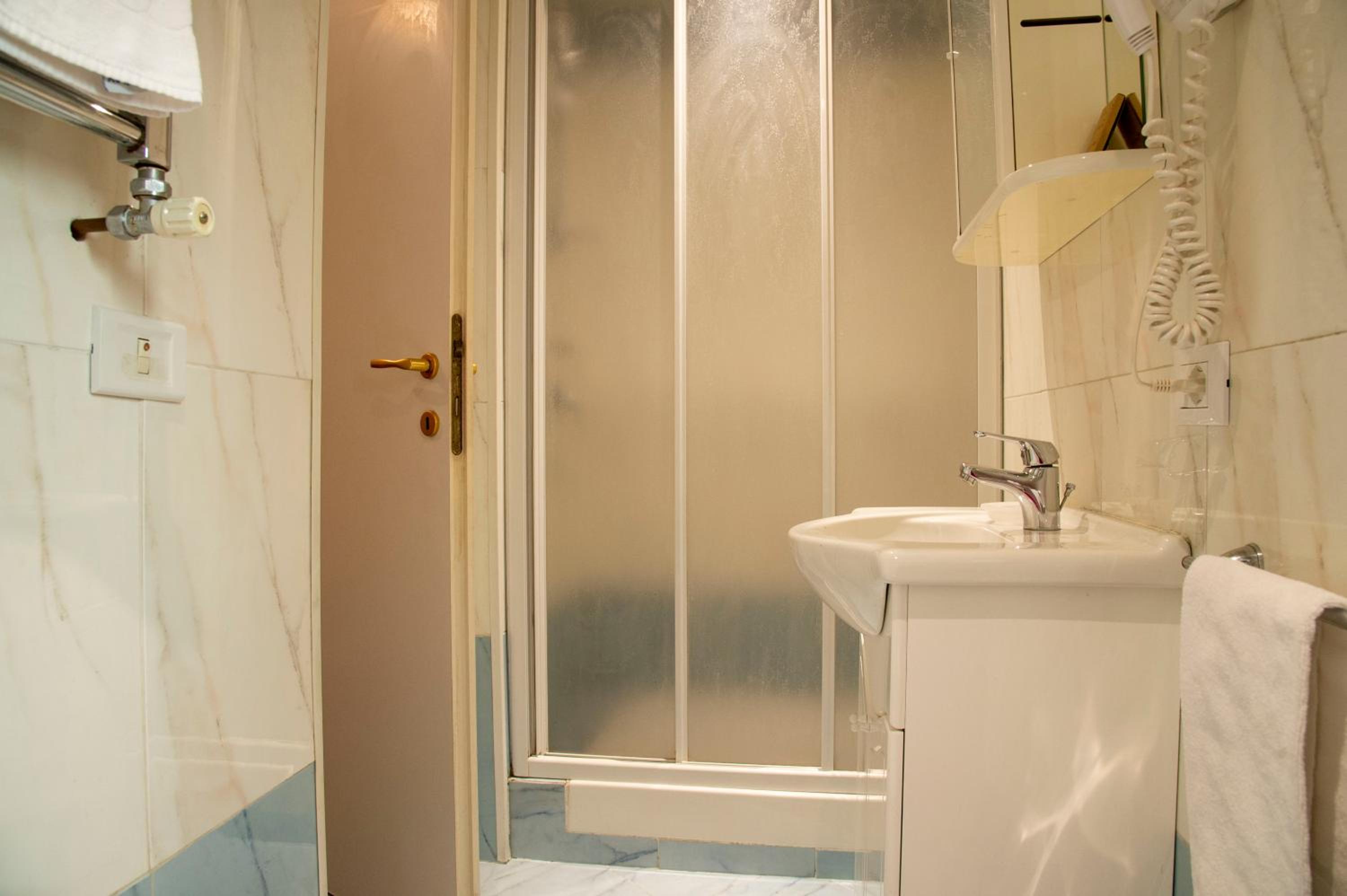 Double or Twin Room with Private Bathroom photo 2