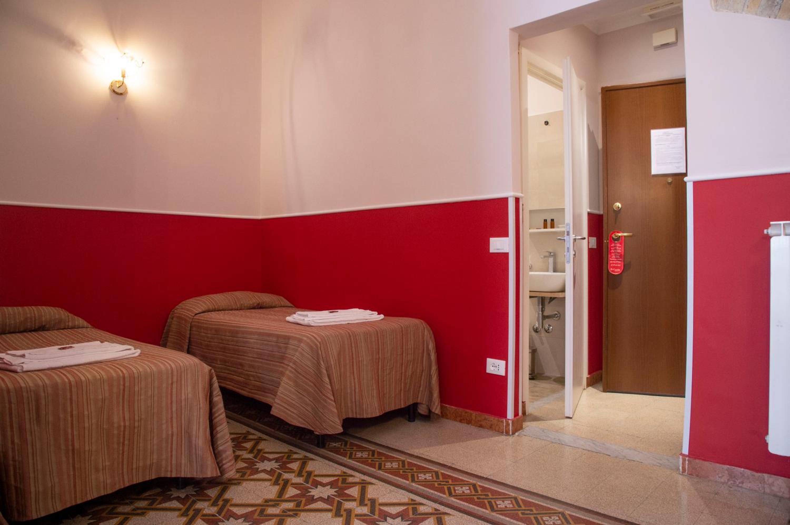 Quadruple Room with Private Bathroom photo 3